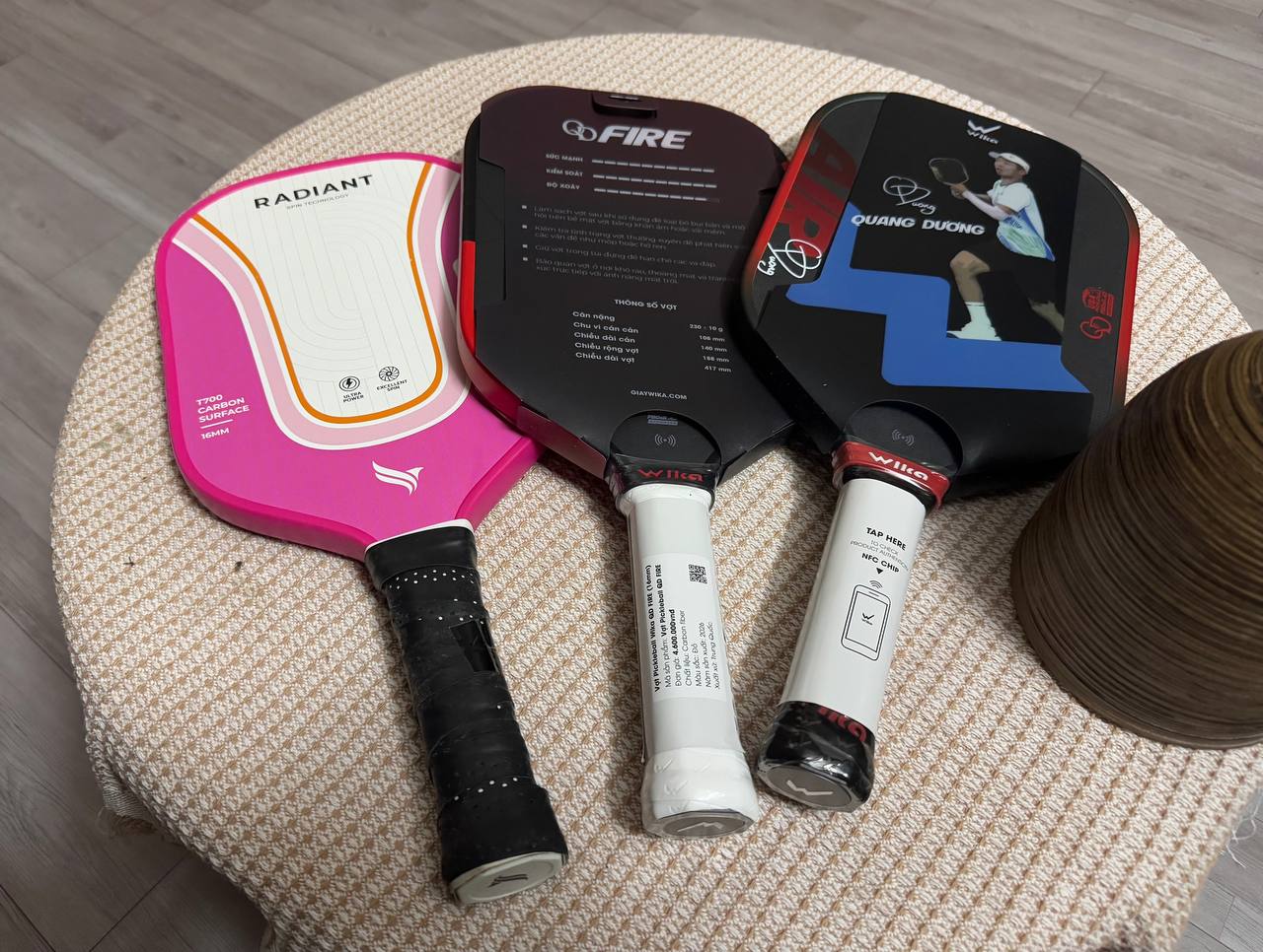 Chị Mai khoe 3 cây vợt mới cứng chưa dùng đến (Ảnh: NVCC)