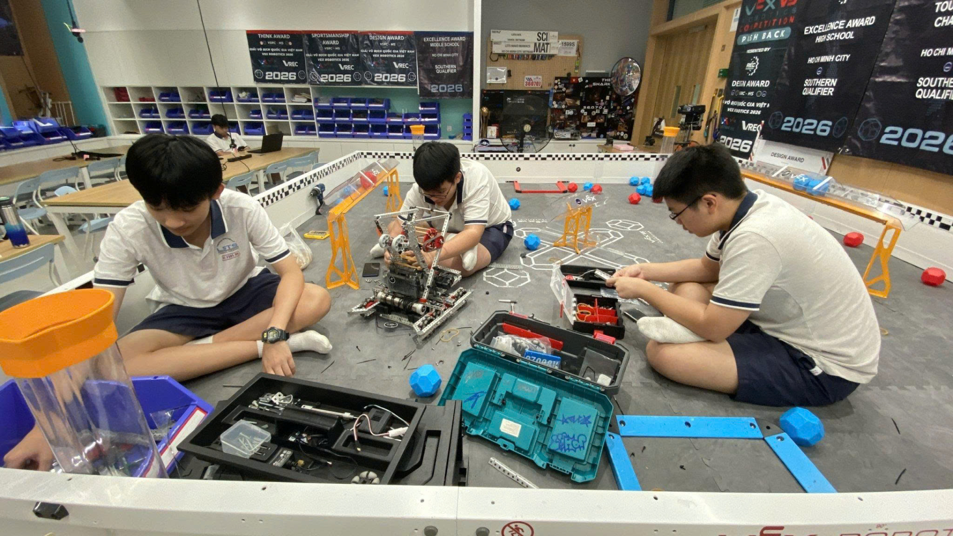 3 đội tuyển LSTS đại diện Việt Nam lên đường chinh phục sân chơi Robotics lớn nhất hành tinh