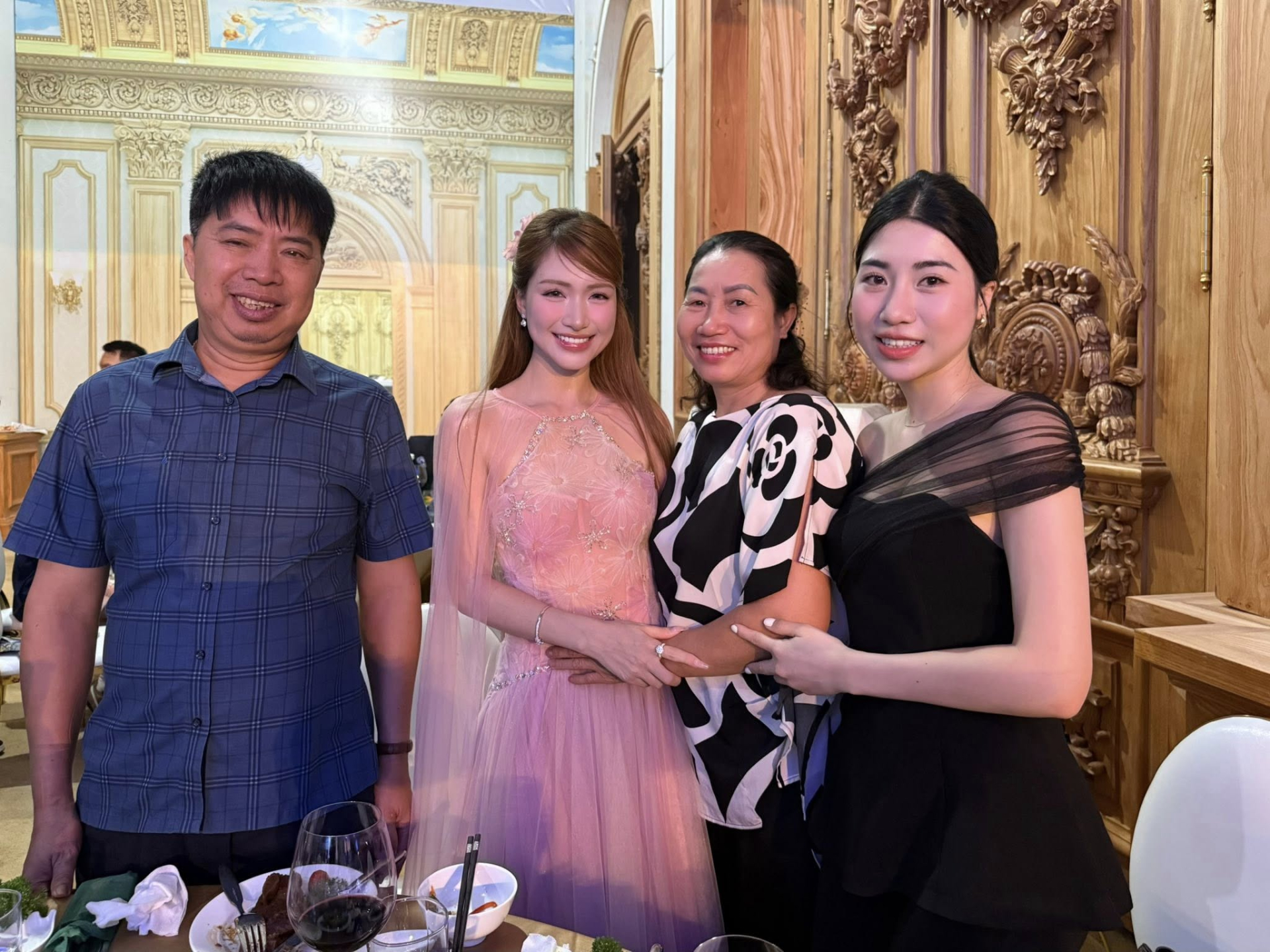 Hoà Minzy cùng bố mẹ và em gái Văn Toàn