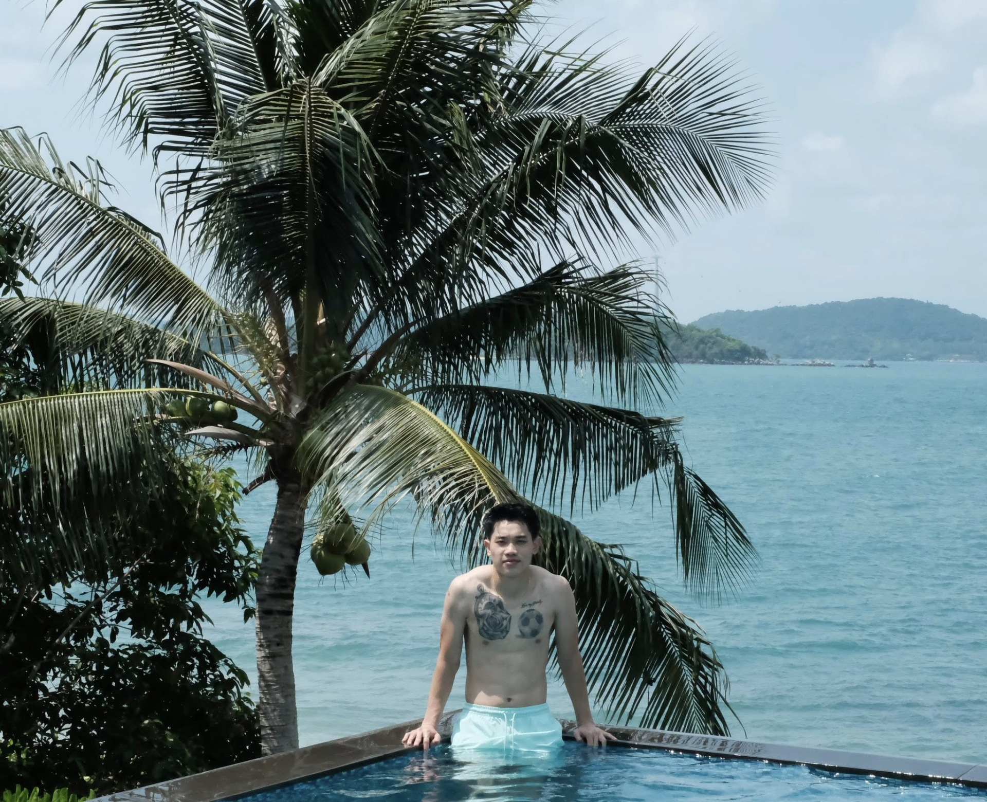 Có cầu thủ nào đi đá bóng mà da trắng bóc như Đình Bắc, visual thư sinh, vén áo khoe body thì cực cuốn