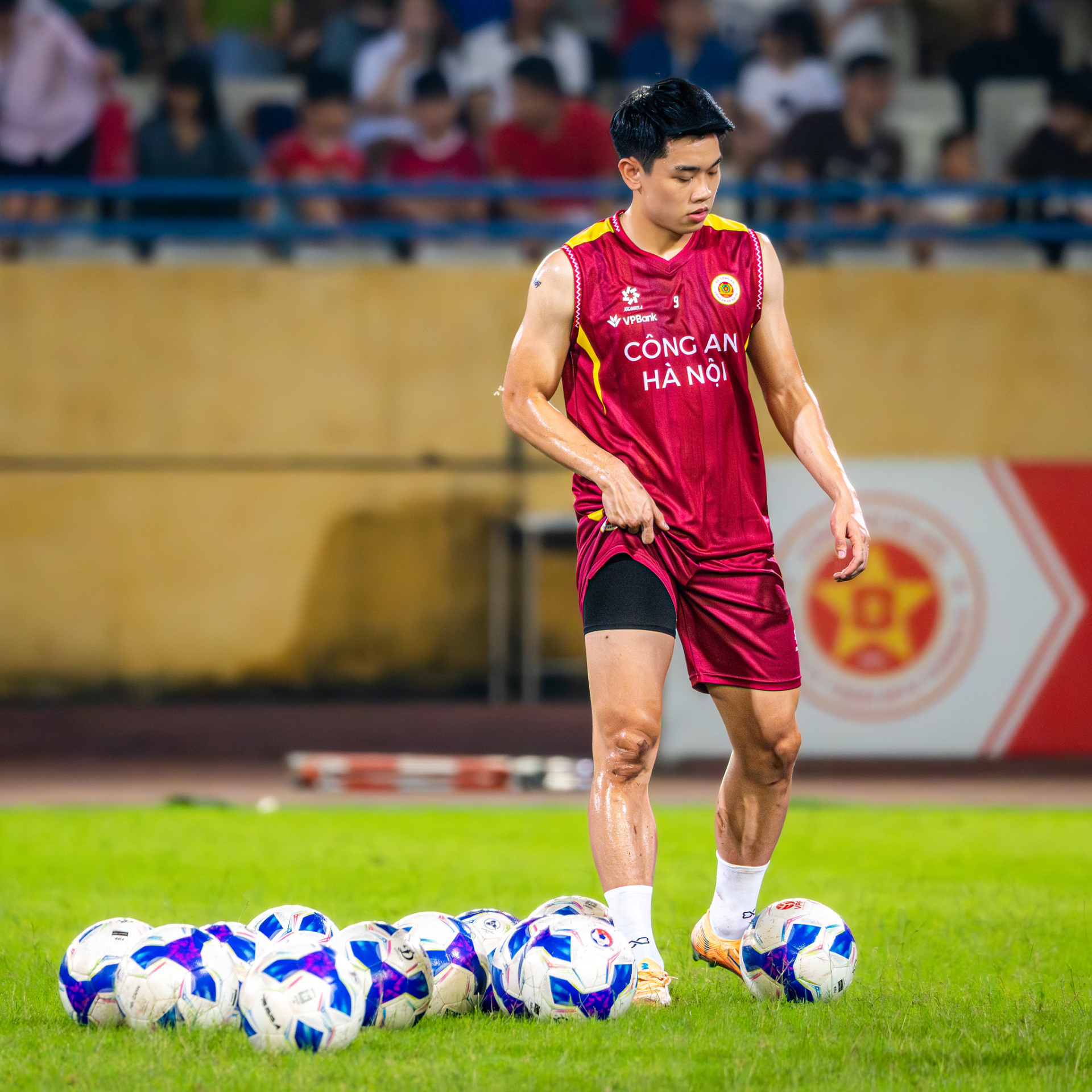 Đình Bắc đá bóng suốt ngày dù nắng mưa da vẫn cực đẹp (Ảnh: CAHN/ Thang Nguyen)