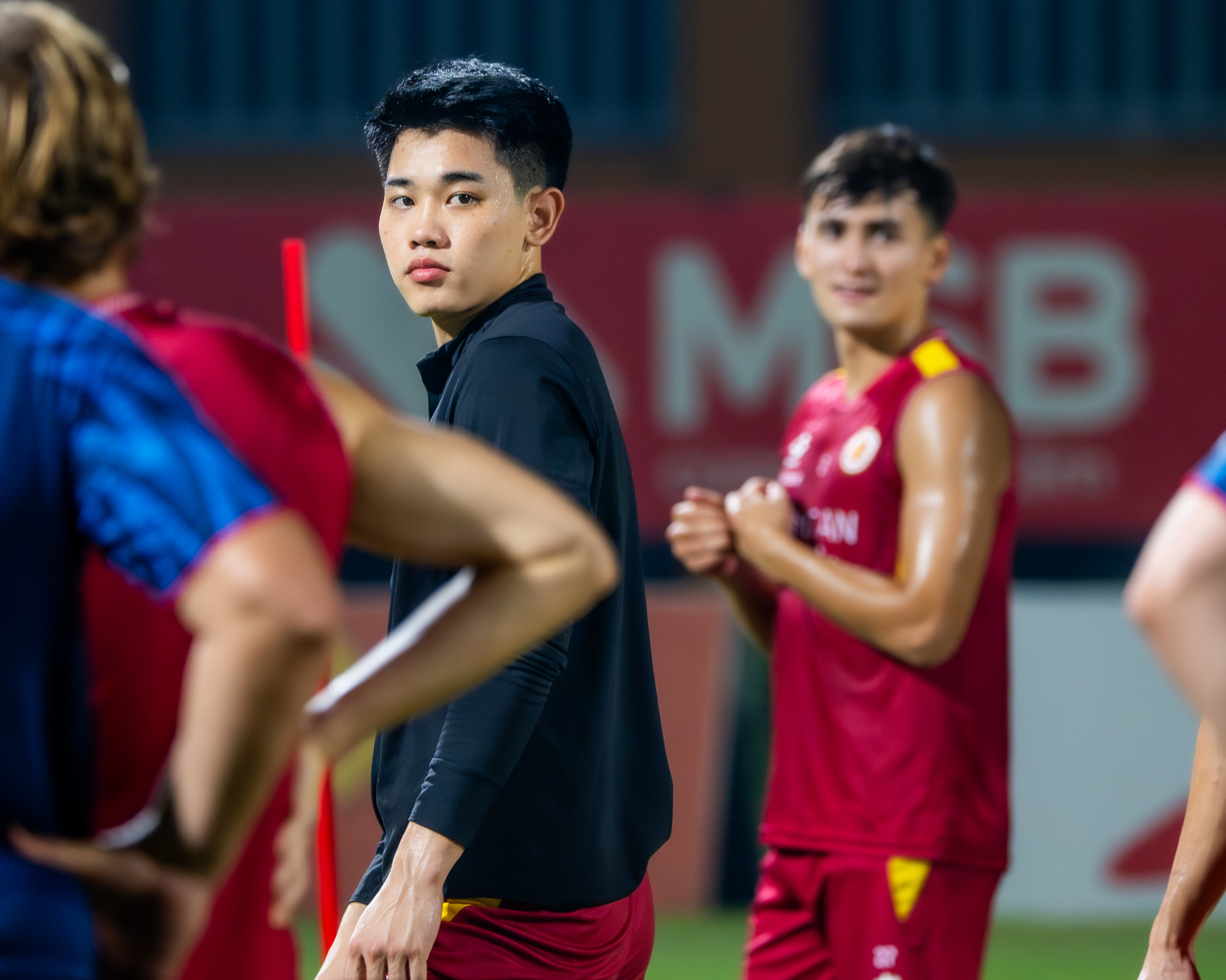 Đình Bắc với vẻ ngoài khác biệt so với nhiều cầu thủ còn lại (Ảnh: CAHN/ Thang Nguyen)