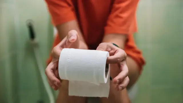 Dùng giấy vệ sinh hay vòi xịt sạch hơn? Chuyên gia tiết lộ điều khiến hàng triệu người ngỡ ngàng