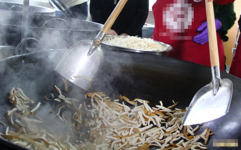 Vợ chồng chủ cửa hàng buffet cùng mắc ung thư phổi vì 3 thói quen nấu nướng suốt 20 năm, nhiều người Việt mắc sai lầm tương tự