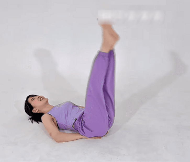 Người phụ nữ Nhật giảm 7.5kg chỉ trong 2 tháng, chia sẻ bài tập chưa đầy 1 phút trước khi ngủ để giảm mỡ bụng, có cơ bụng săn chắc