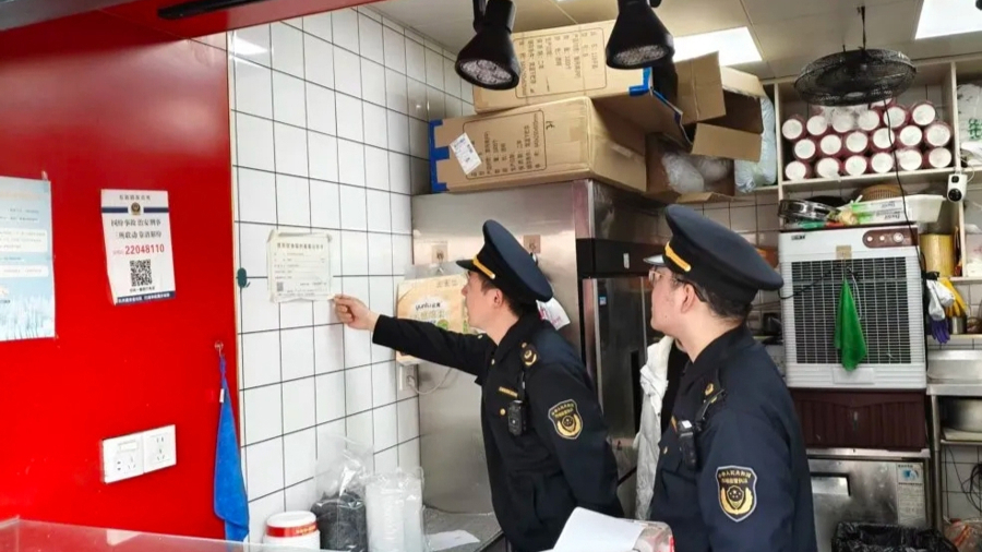 Cơ quan chức năng kiểm tra bếp tại một quán ăn