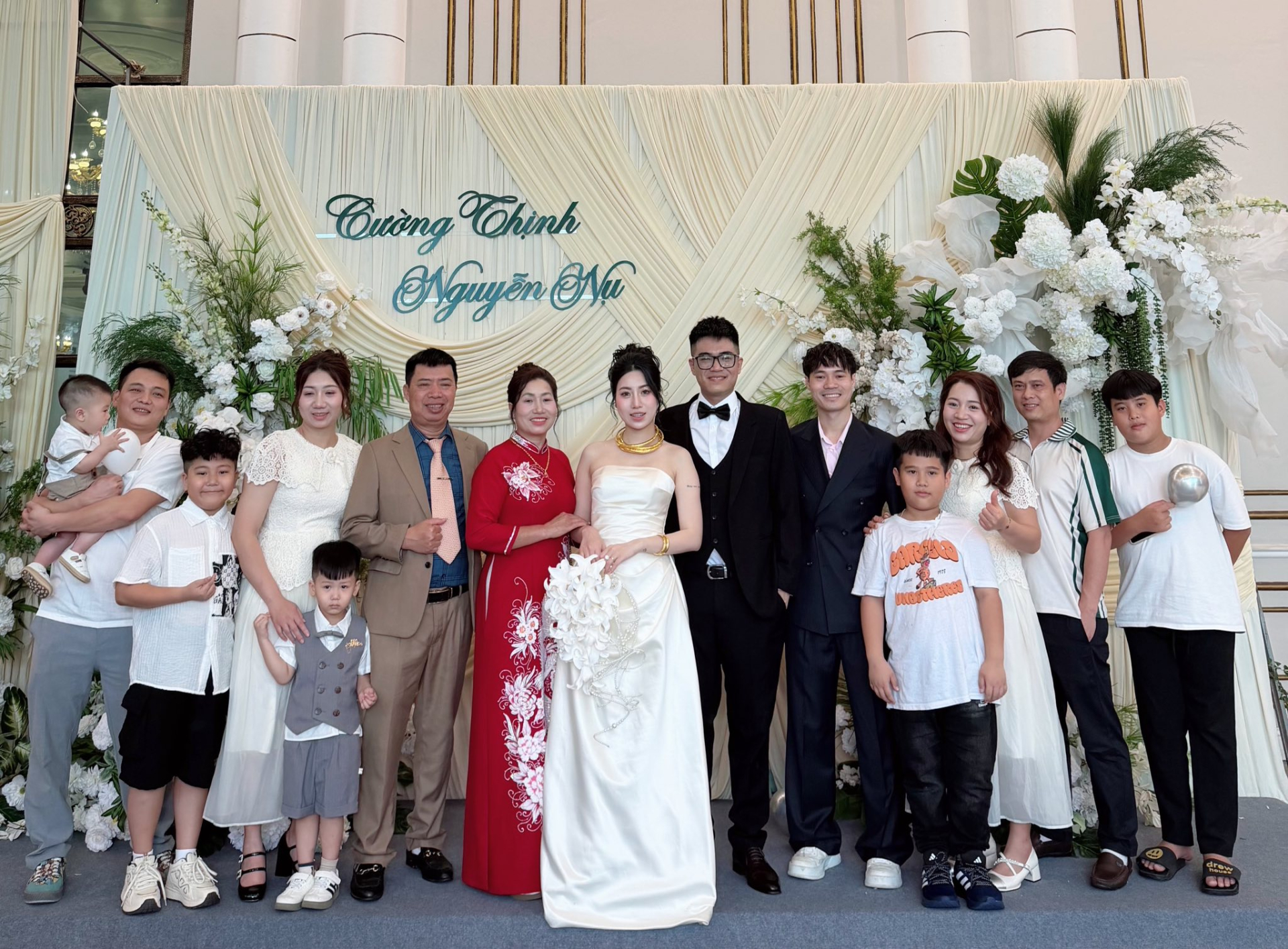 Gia đình Văn Toàn trong ngày vui của Nguyễn Nụ (Ảnh: FBNV)