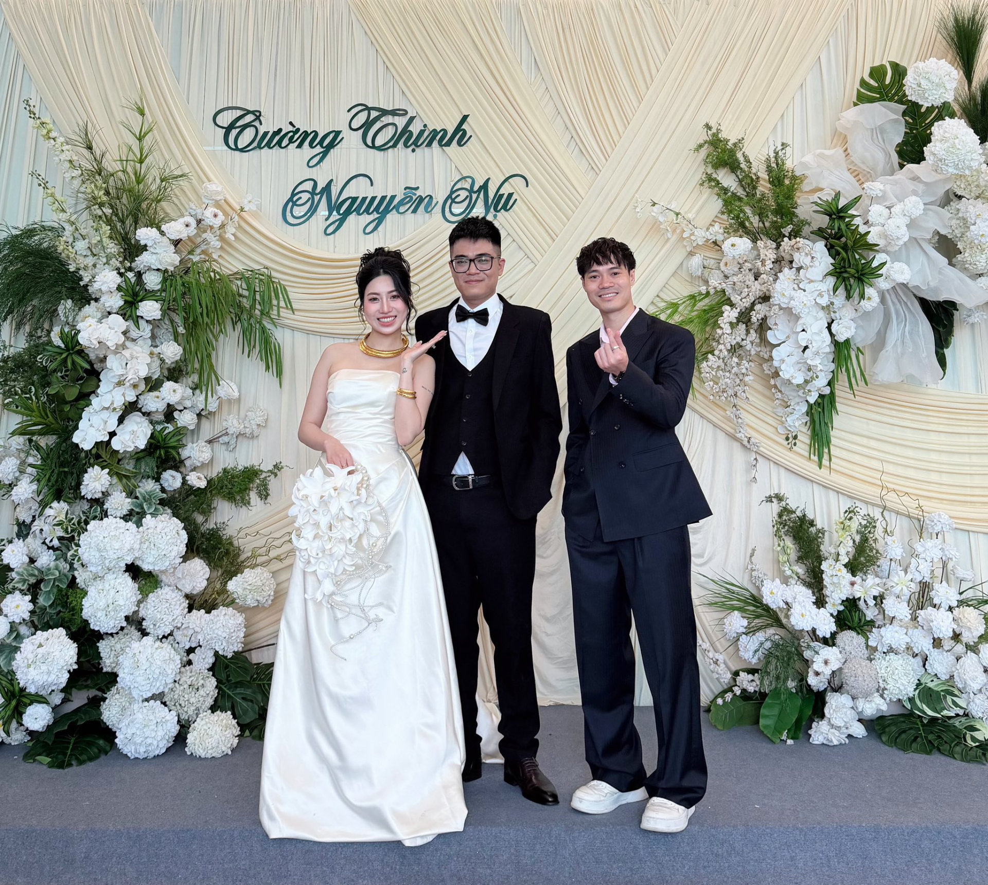 Văn Toàn cùng em gái và em rể (Ảnh: FBNV)