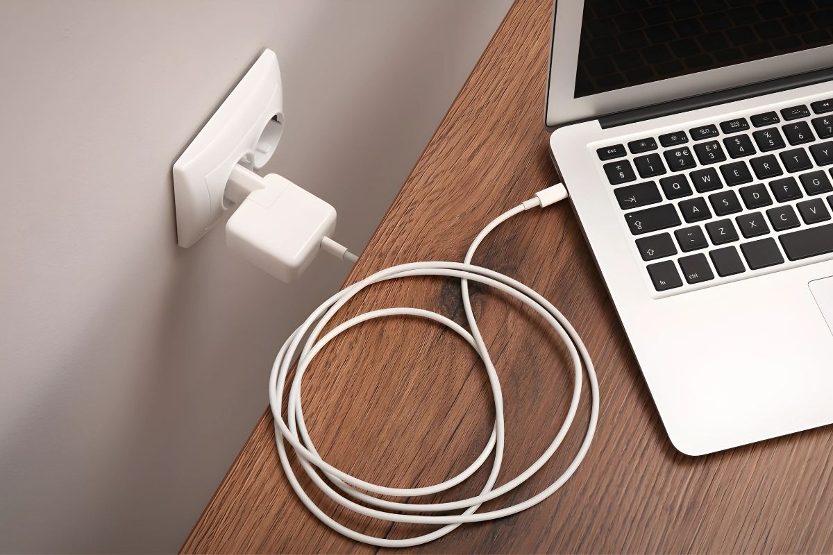 90% người dùng đang sạc laptop sai cách