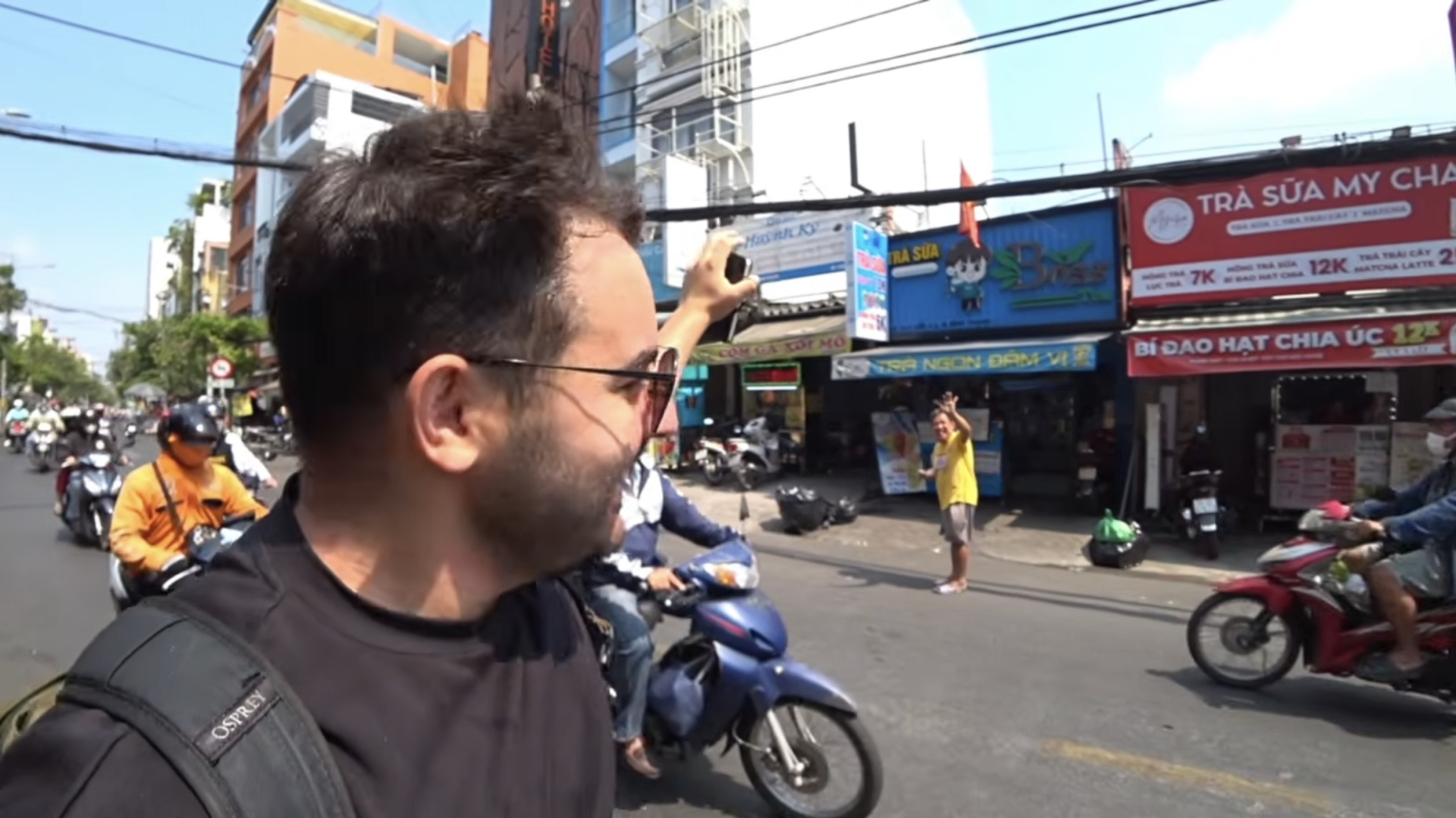 Khách Tây vứt hết điện thoại để đi bụi 7 ngày tại TP.HCM