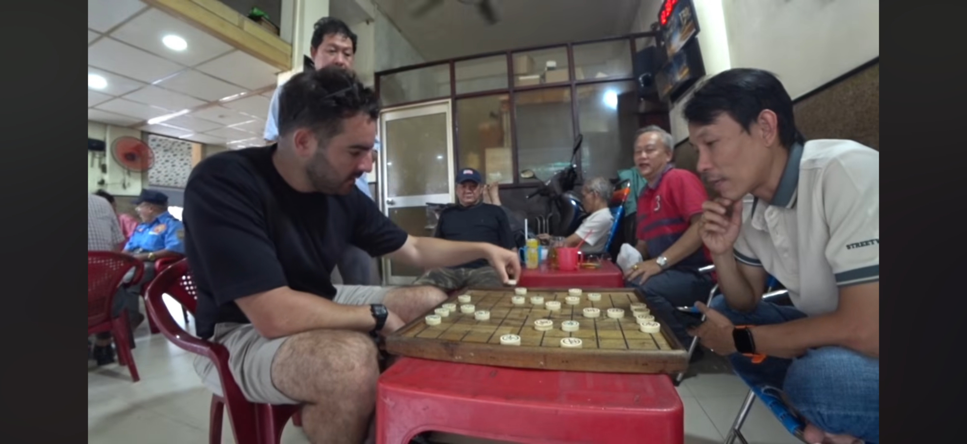 Khách Tây vứt hết điện thoại để đi bụi 7 ngày tại TP.HCM