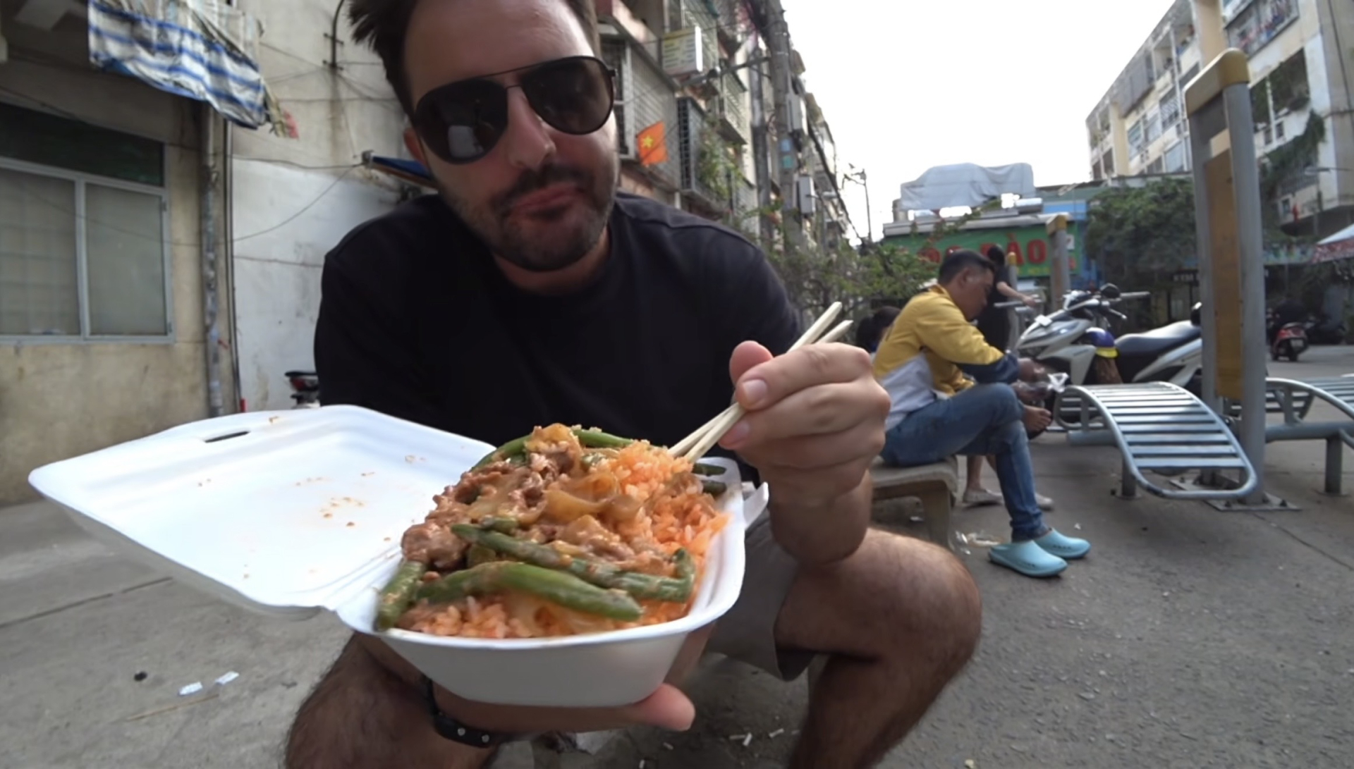 Khách Tây vứt hết điện thoại để đi bụi 7 ngày tại TP.HCM