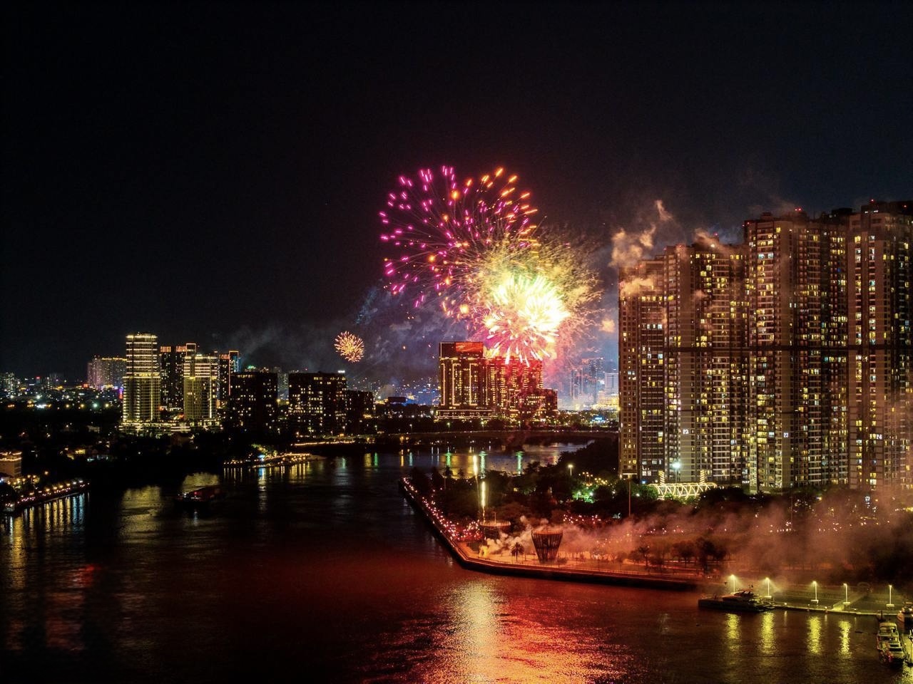 Tin cực vui dịp lễ 30/4: TP.HCM có 4 địa điểm xem pháo hoa hoàn toàn miễn phí cho người dân