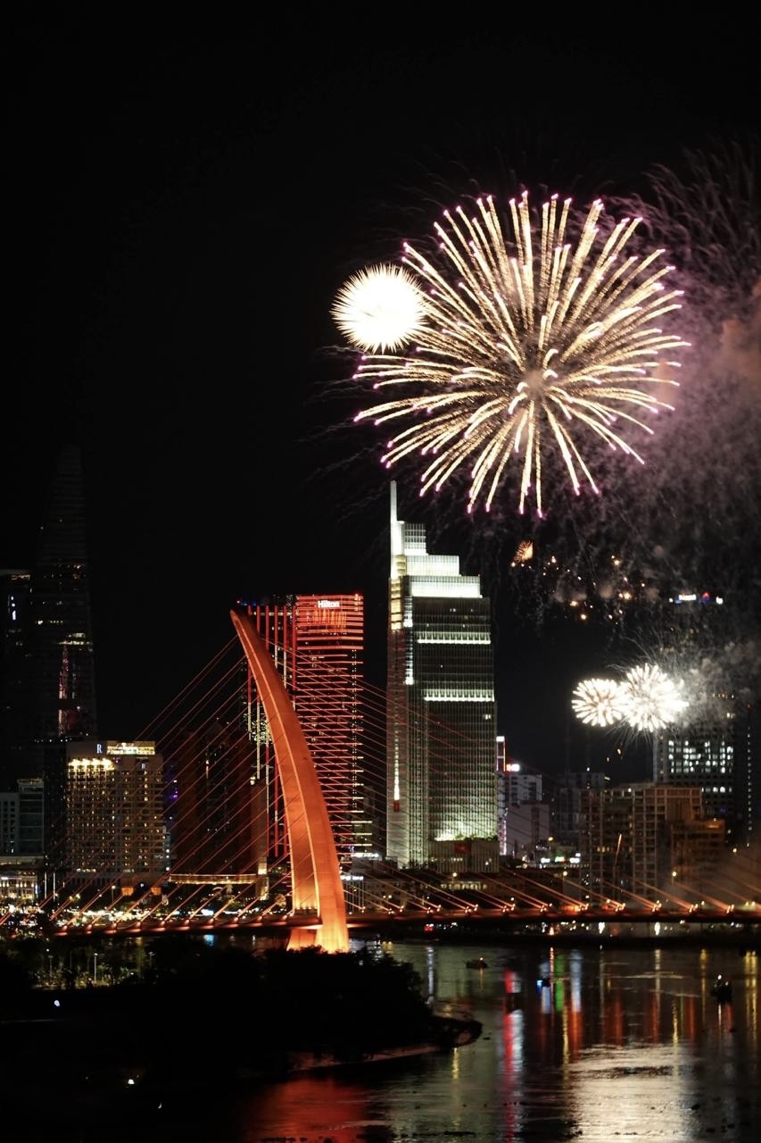 Tin cực vui dịp lễ 30/4: TP.HCM có 4 địa điểm xem pháo hoa hoàn toàn miễn phí cho người dân