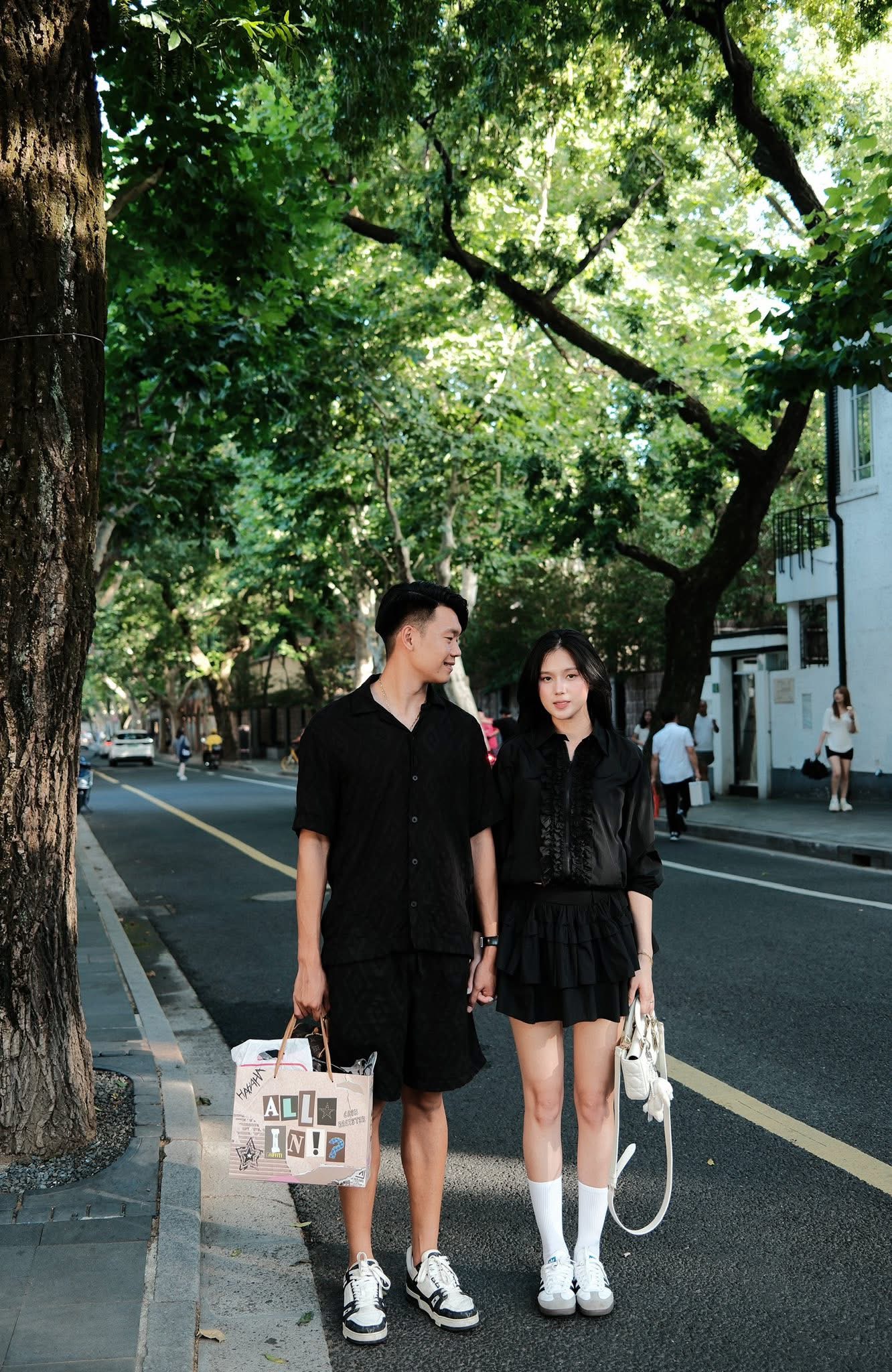 Thành Chung hạnh phúc bên Tố Uyên (Ảnh: FB)