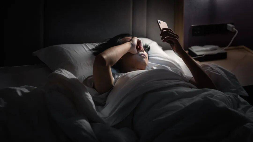 Không phải mê tín, tại sao thức giấc nửa đêm KHÔNG nên nhìn đồng hồ?