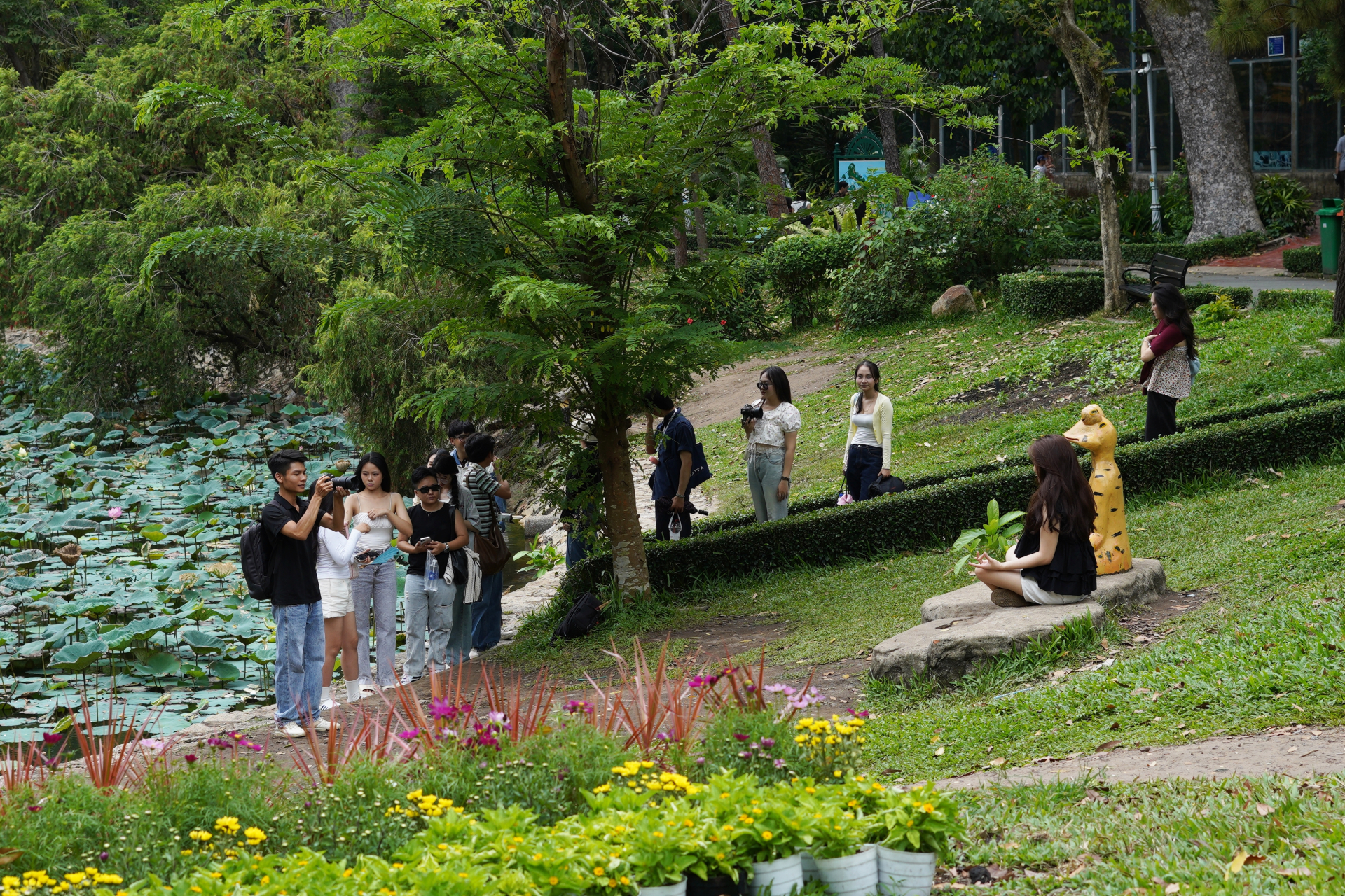 Sau loạt cảnh báo leo trèo nguy hiểm tại Thảo Cầm Viên: Giới trẻ nâng cao ý thức, đội nắng xếp hàng săn ảnh giống Sơn Tùng MTP