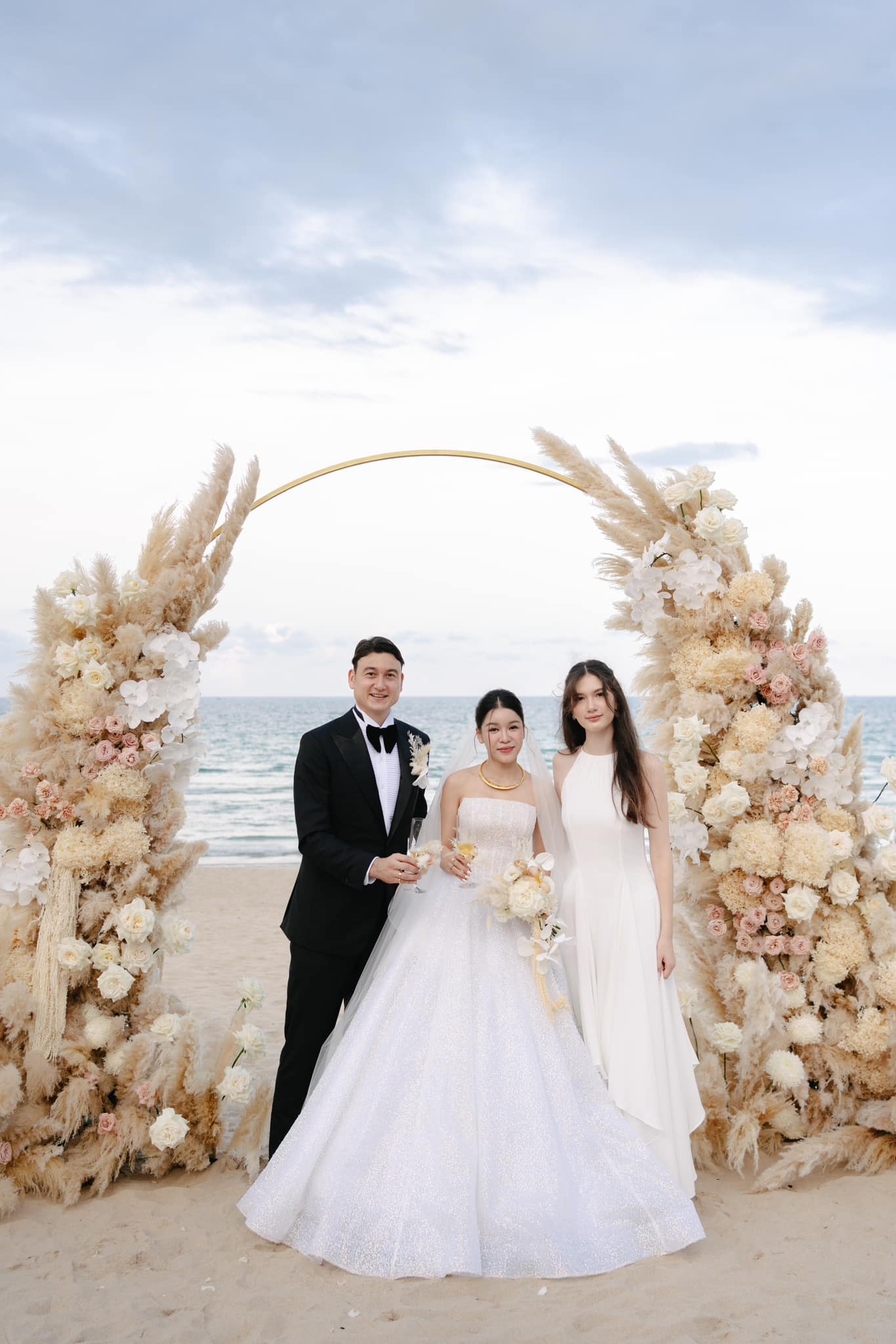 Thanh Giang khi đứng cùng vợ chồng Văn Lâm