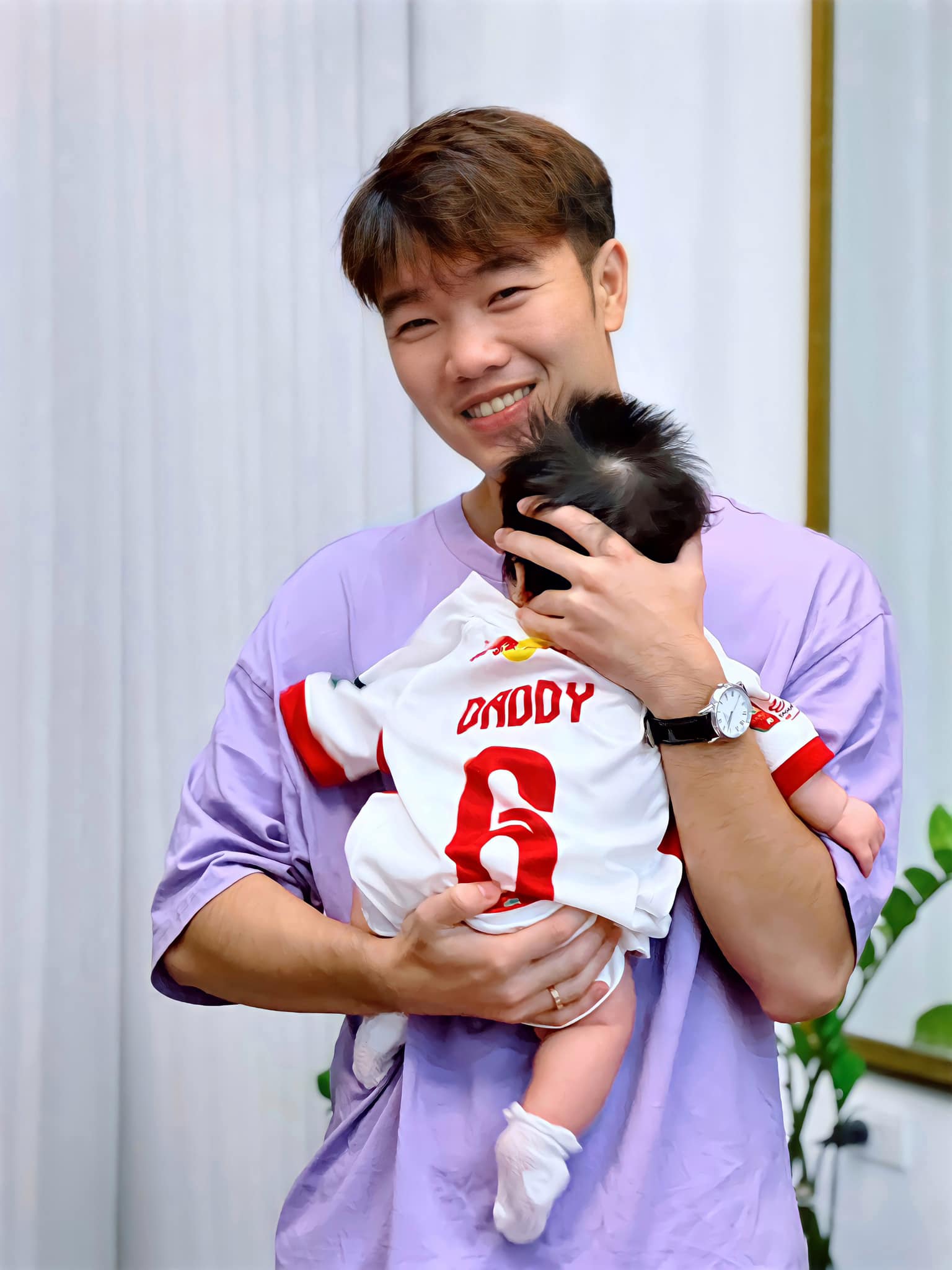 Xuân Trường và vợ đón con đầu lòng năm 2022 (Ảnh: FBNV)