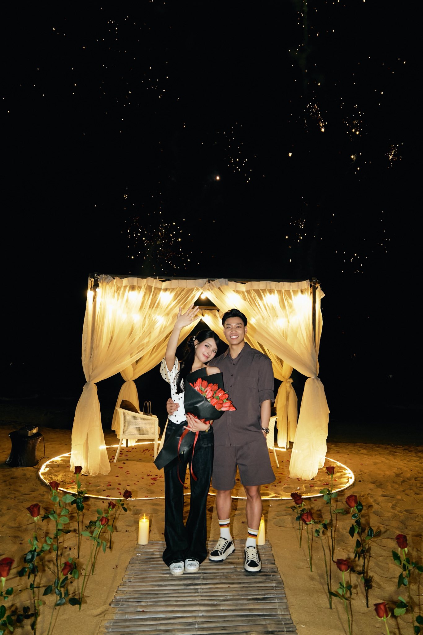 Văn Thanh cầu hôn bạn gái thành công