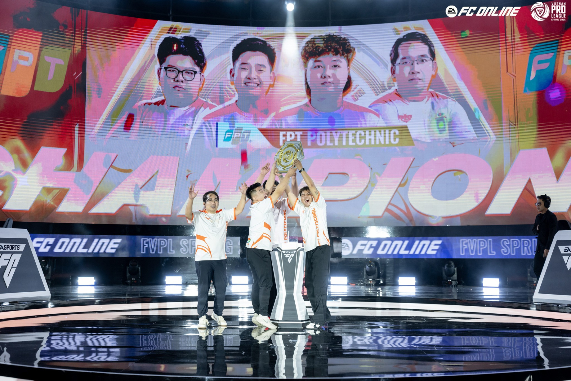 Khoảnh khắc đáng nhớ của tập thể đội tuyển FPT Polytechnic 