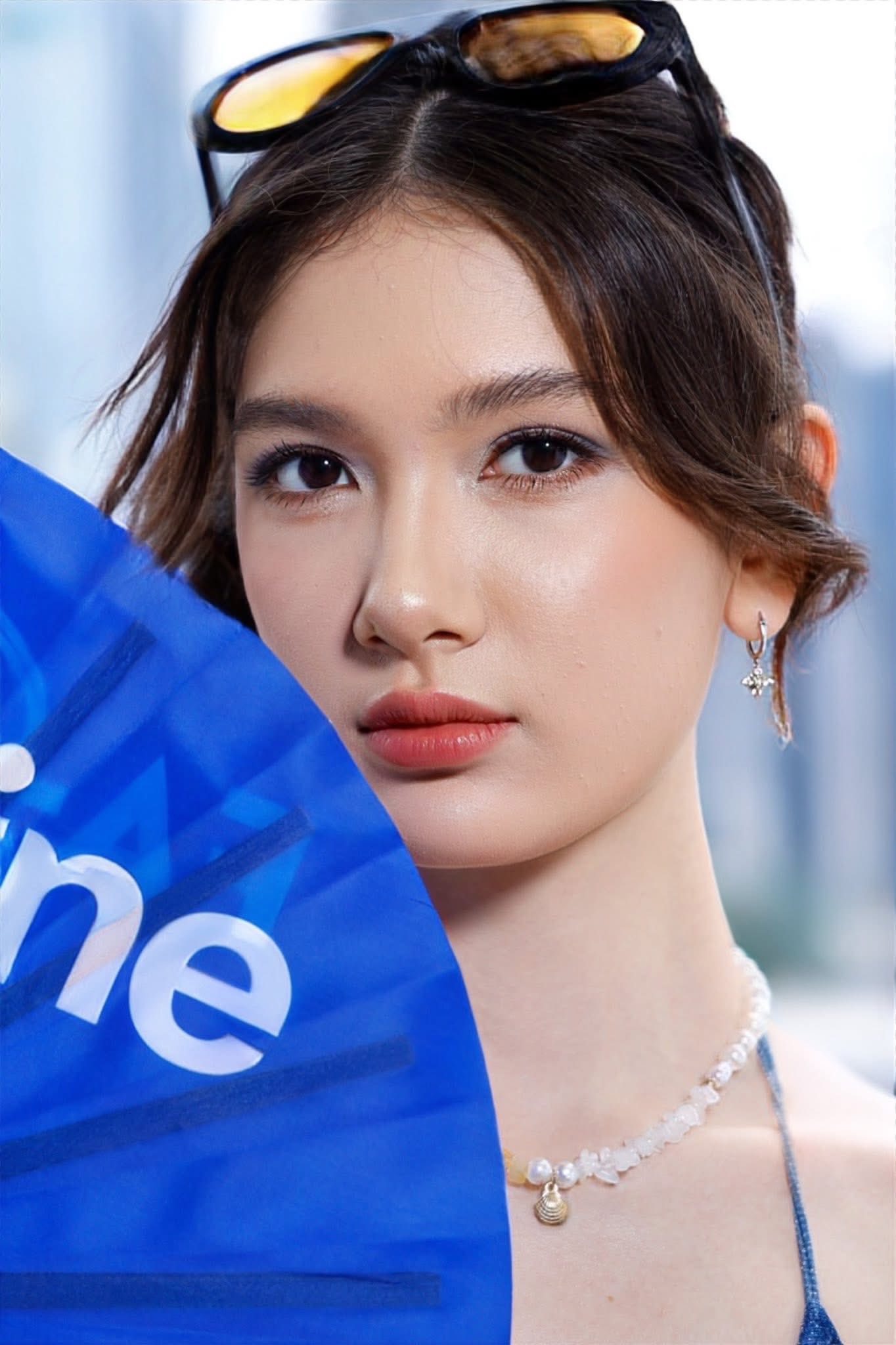 Thần thái của cô nàng mới lấn sân vào nghề mẫu không phải dạng vừa