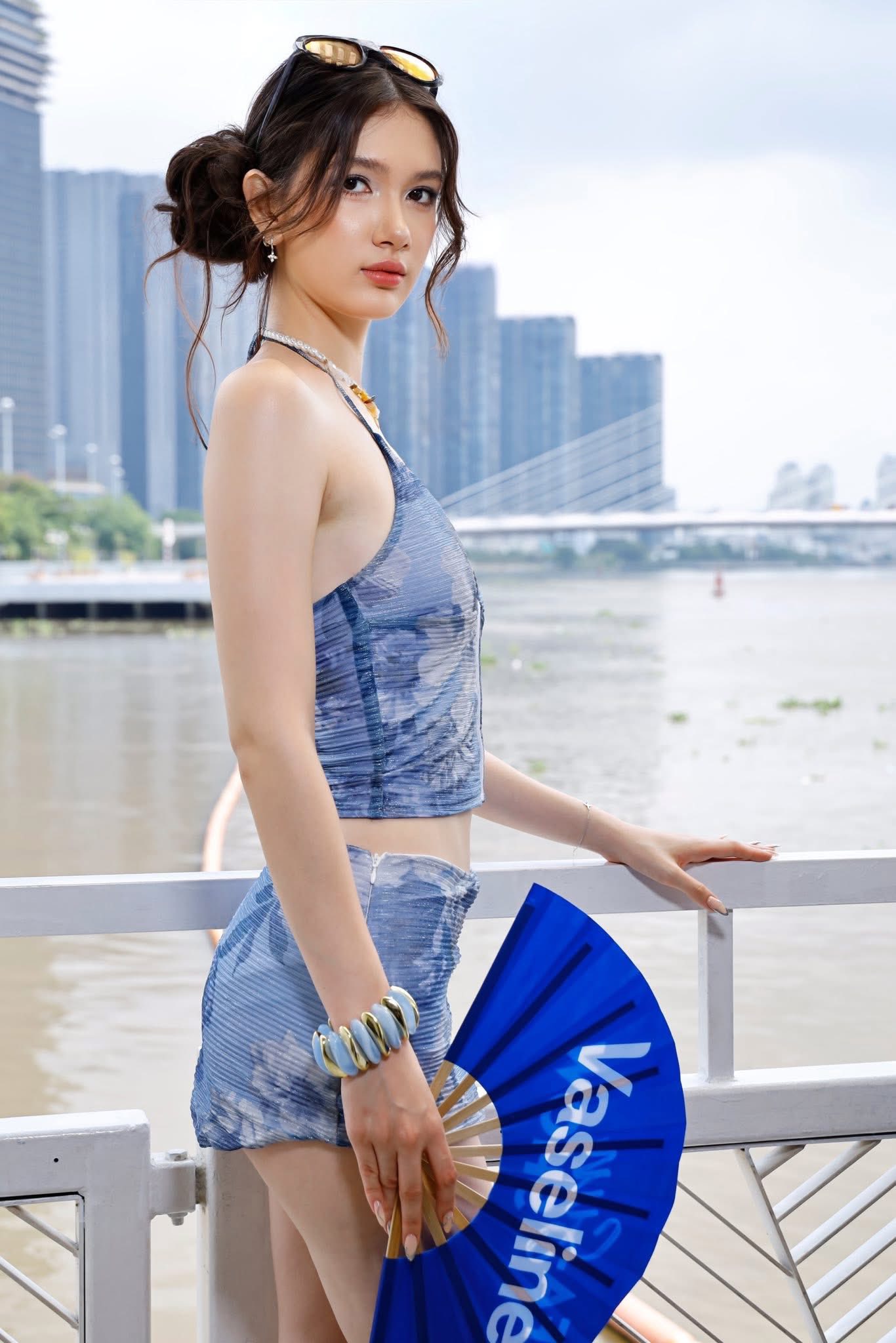 Cận cảnh em gái 1m77 của thủ môn Lâm Tây đi catwalk: Visual nổi bật, đôi chân dài nuột nà gây chú ý