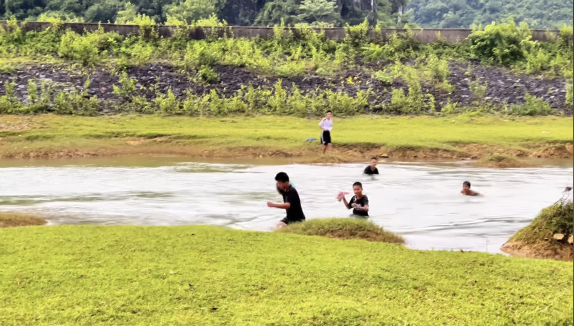 Khách Tây bối rối vì bo tiền nhưng bị đám trẻ vùng cao kiên quyết trả lại
