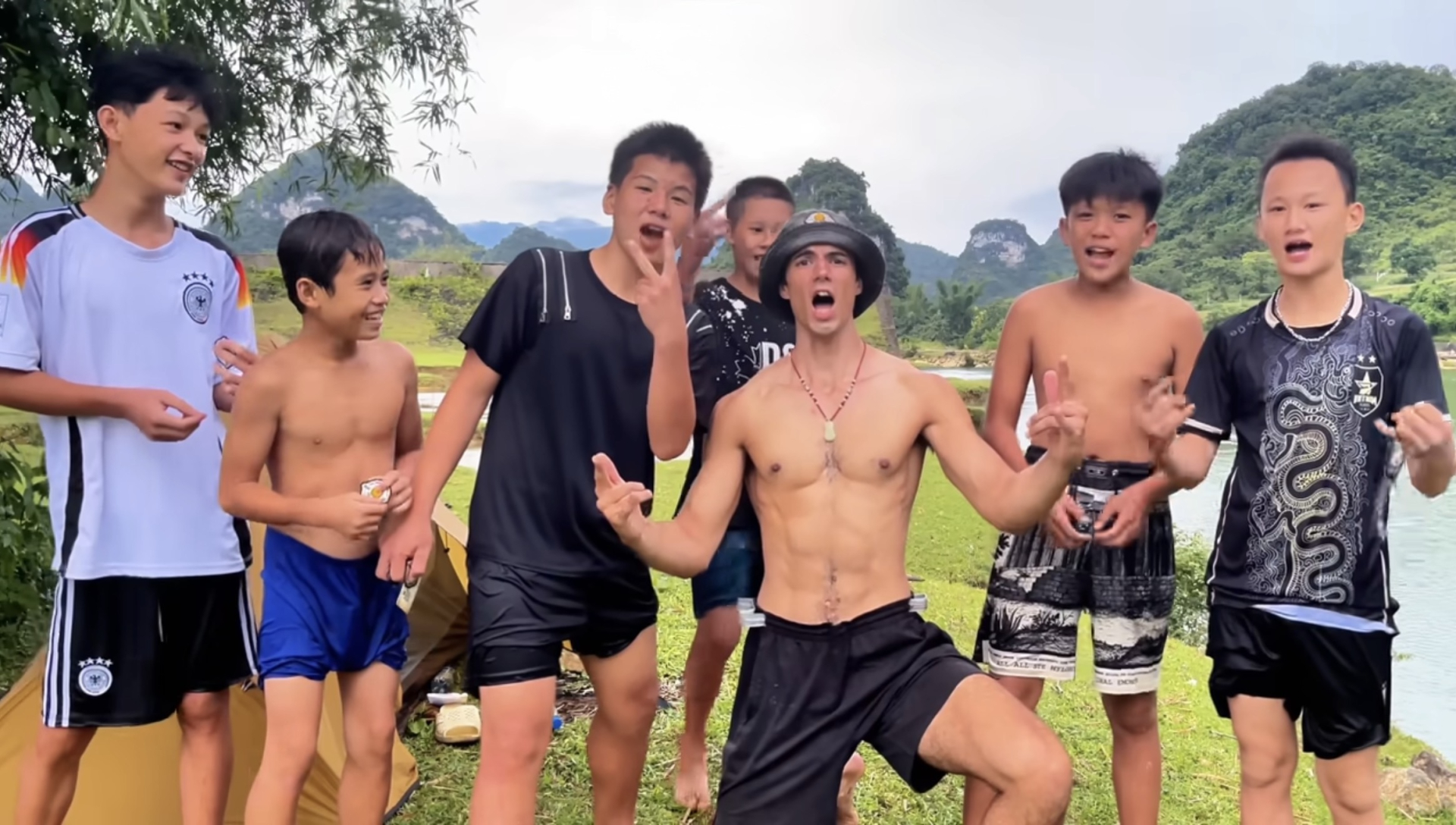 Khách Tây bối rối vì bo tiền nhưng bị đám trẻ vùng cao kiên quyết trả lại