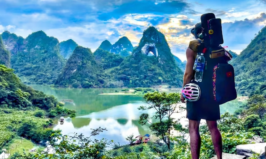 Khách Tây bối rối vì bo tiền nhưng bị đám trẻ vùng cao kiên quyết trả lại