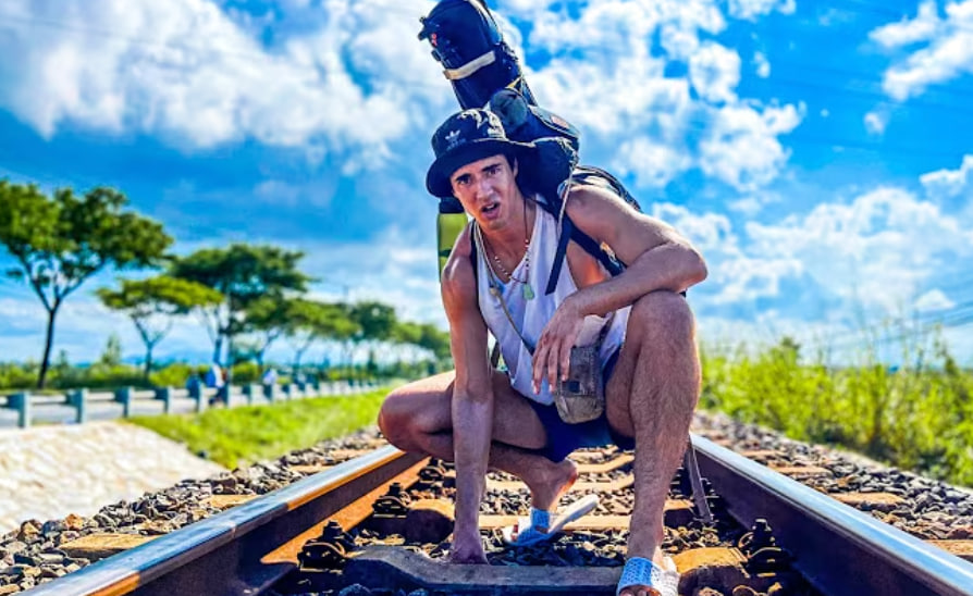 Khách Tây bối rối vì bo tiền nhưng bị đám trẻ vùng cao kiên quyết trả lại