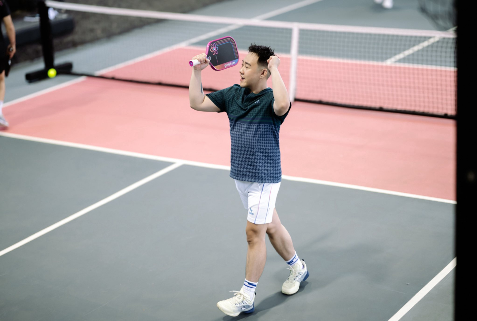 Nhìn Trung Quân Idol vậy mà không phải vậy, trên sân pickleball lạ lắm!