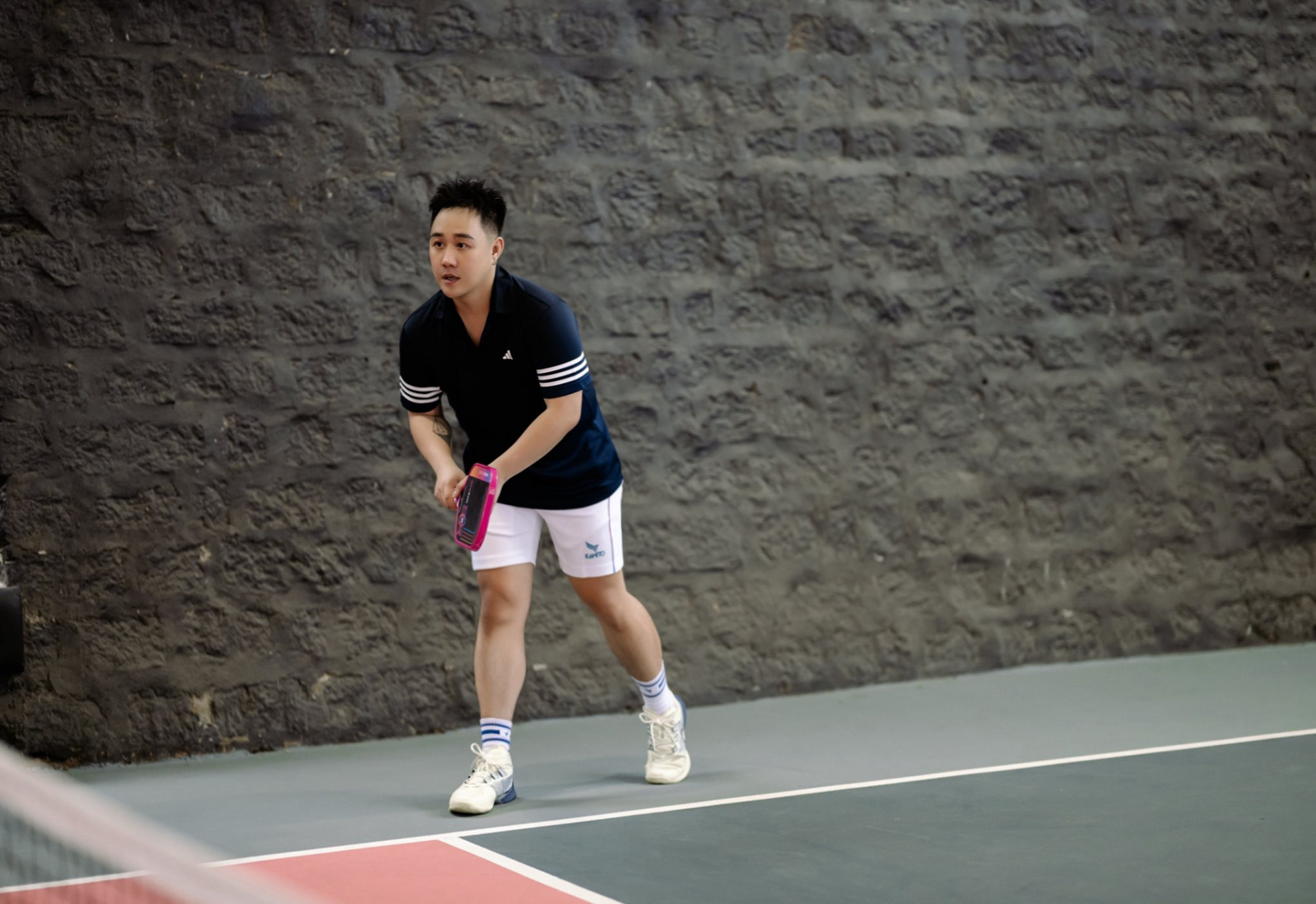 Nhìn Trung Quân Idol vậy mà không phải vậy, trên sân pickleball lạ lắm!