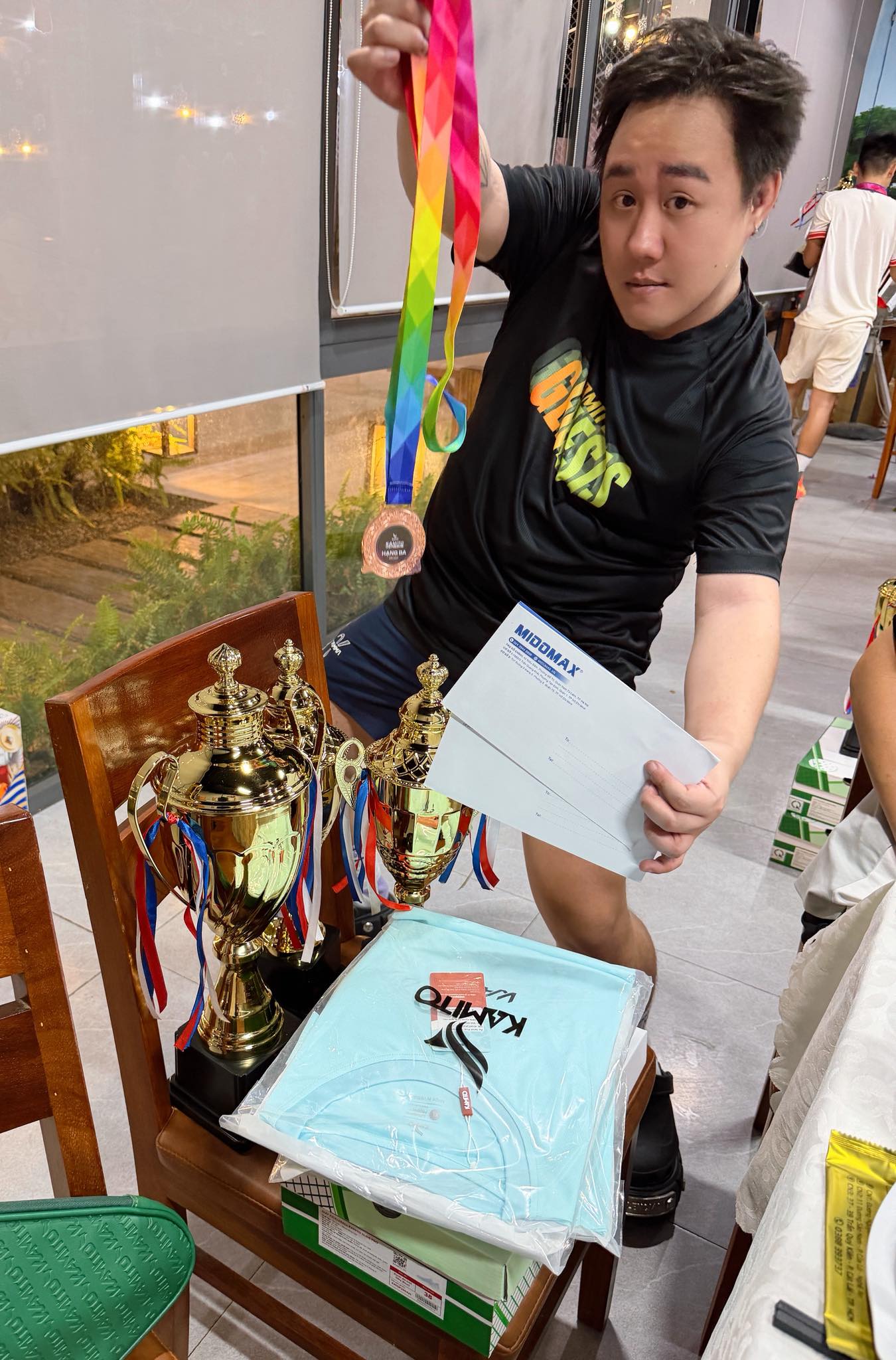 Trung Quốc khoe cúp và huy chương