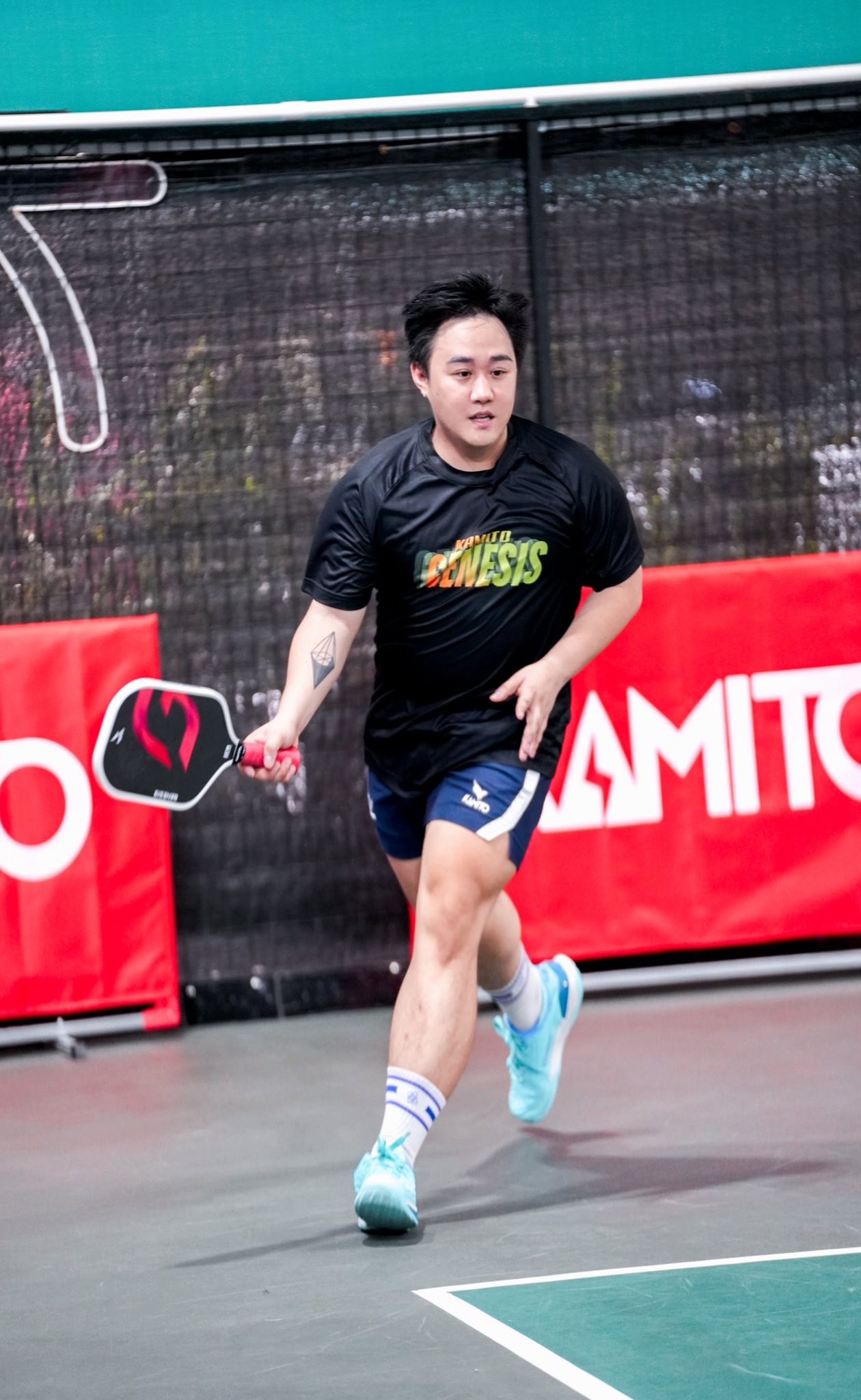 Nhìn Trung Quân Idol vậy mà không phải vậy, trên sân pickleball lạ lắm!