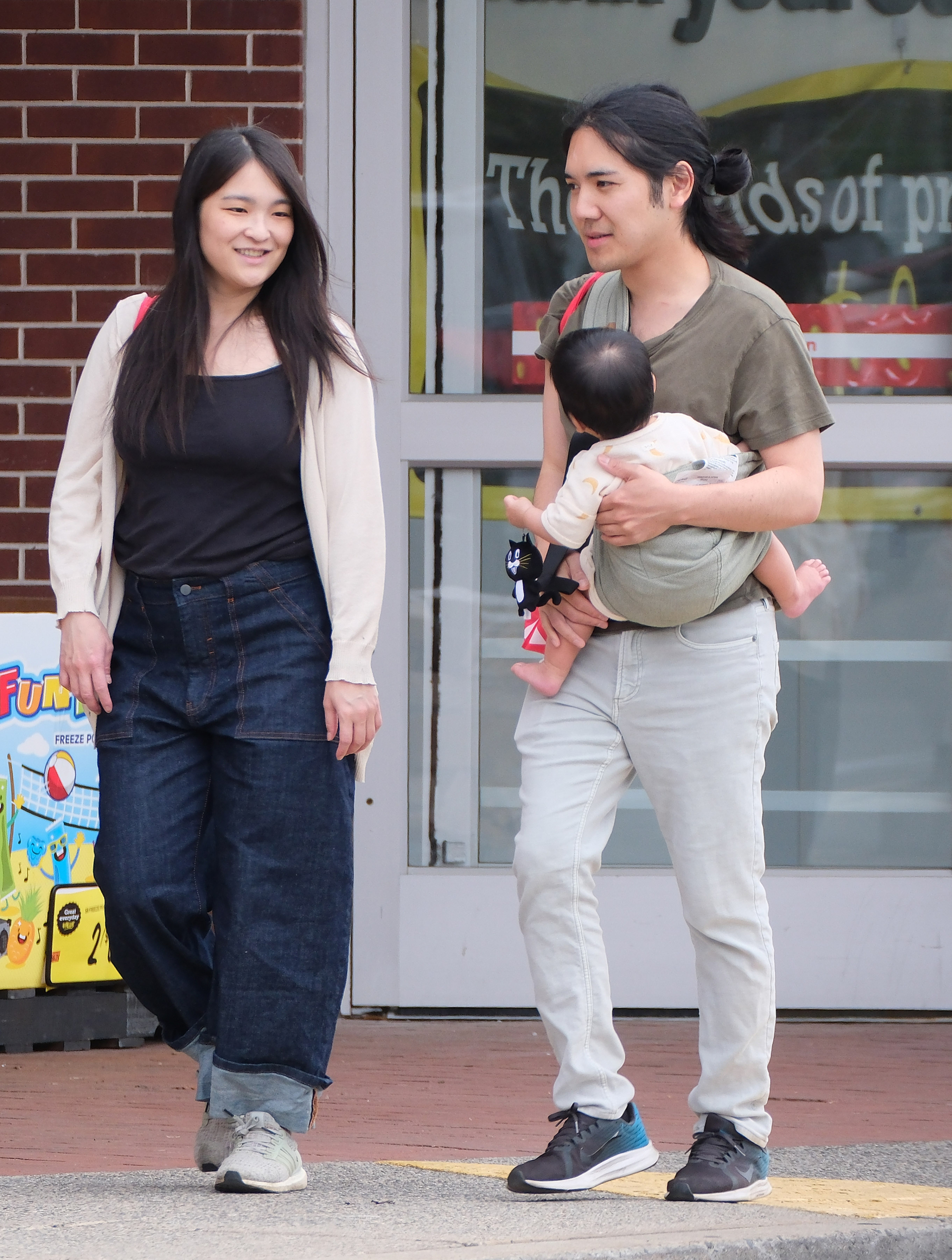 Hình ảnh gia đình 3 người hạnh phúc và bình yên của cựu Công chúa Nhật Bản