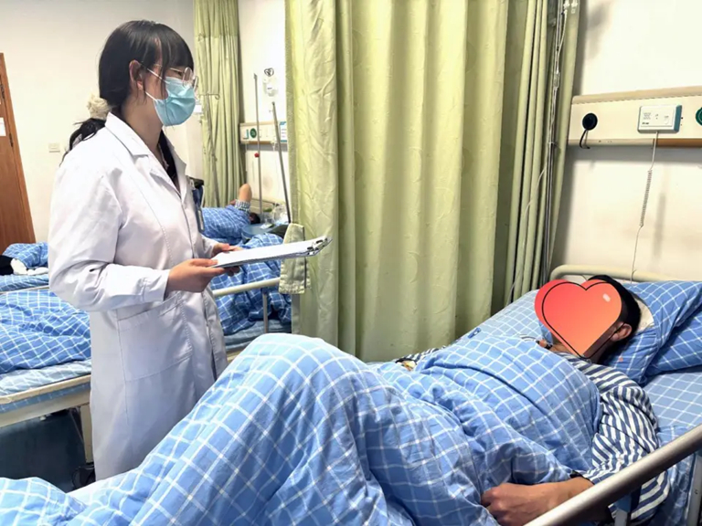 Nam sinh lớp 11 thủng dạ dày sau khi ăn bát bún vì 1 thói quen 