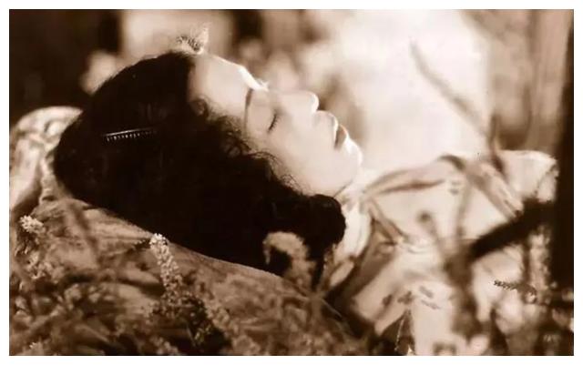 Một mỹ nhân qua đời từng gây xúc động cả Thượng Hải, 300.000 người đưa tang dài 5km, 5 người tự vẫn theo vì quá đau buồn