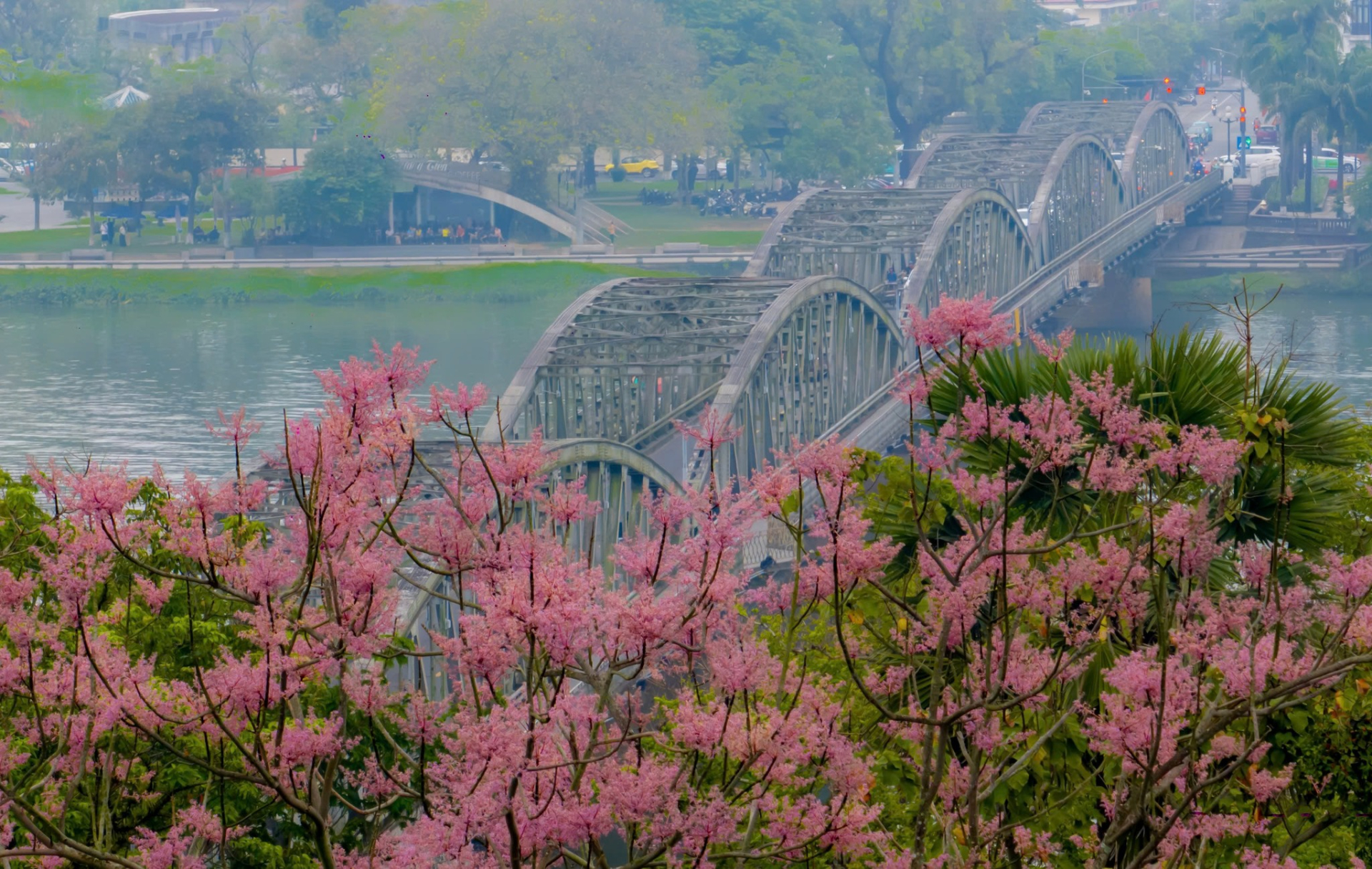 Huế là thành phố du lịch với rất nhiều danh lam thắng cảnh, ẩm thực và văn hóa khiến du khách nhớ thương