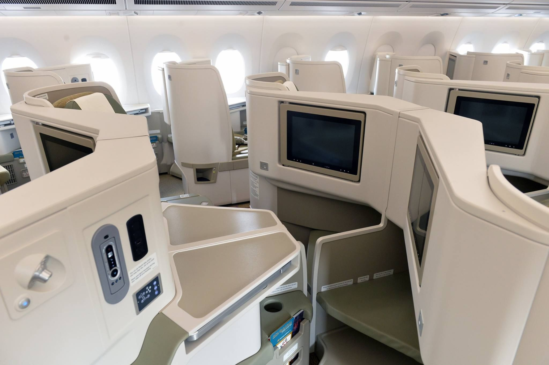 Không gian trên khoang cho từng ghế cũng đảm bảo sự riêng tư cho hành khách