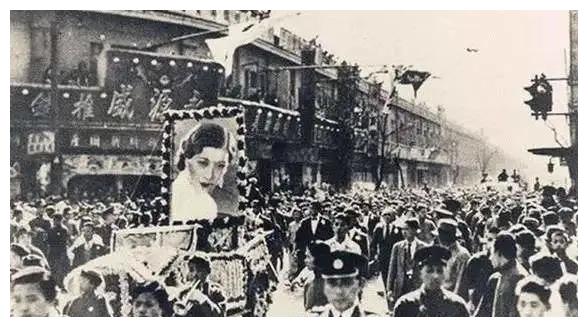 Có tới 300 ngàn người tự nguyện xuống đường đưa tang cô