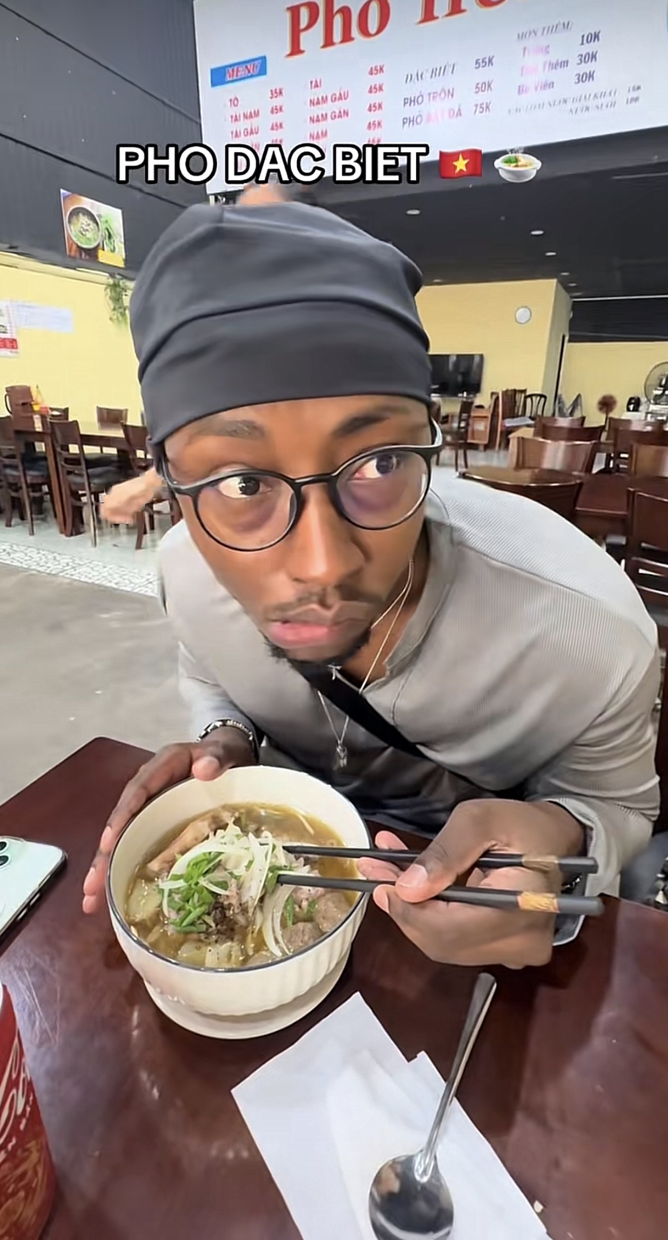 Ăn bánh mì thôi chưa đủ, khách Tây còn “chế” luôn thành bài hát gây sốt