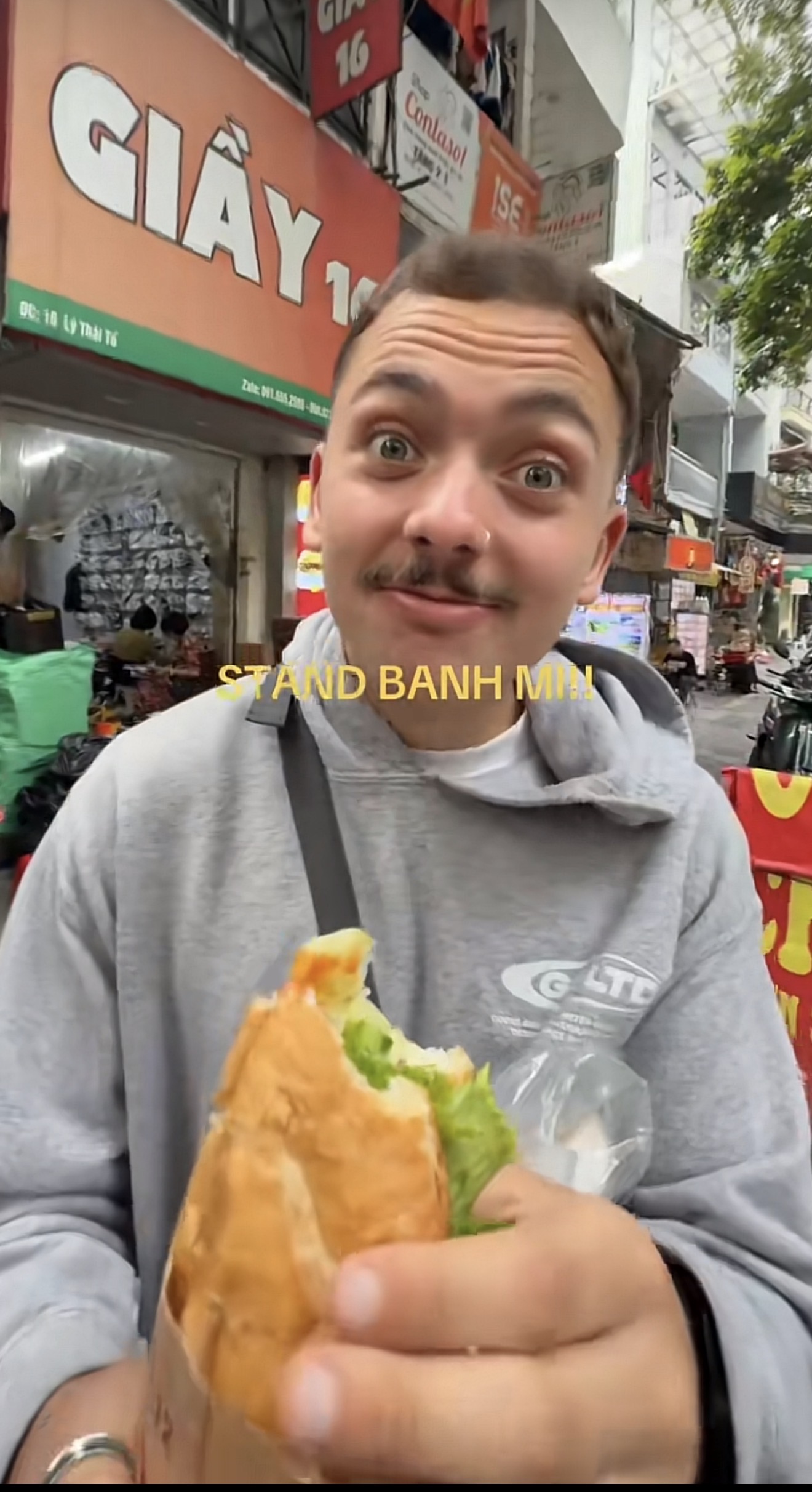 Ăn bánh mì thôi chưa đủ, khách Tây còn “chế” luôn thành bài hát gây sốt