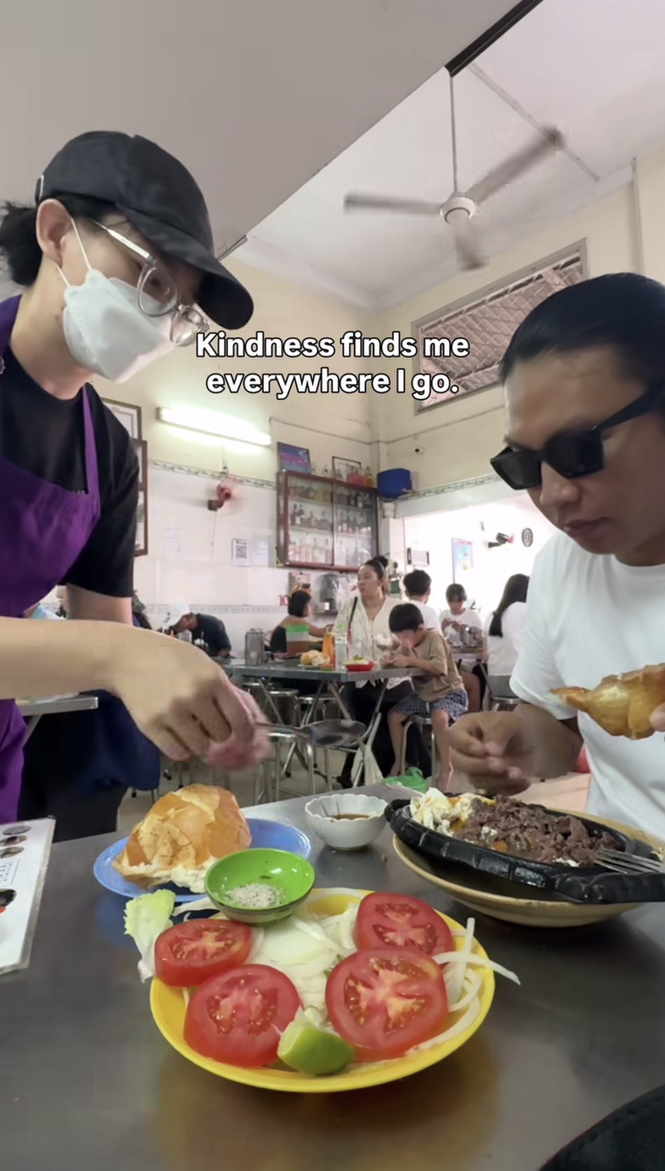 Clip 9 giây khách Tây khiến cõi mạng dậy sóng vì hành động của người lao động Việt