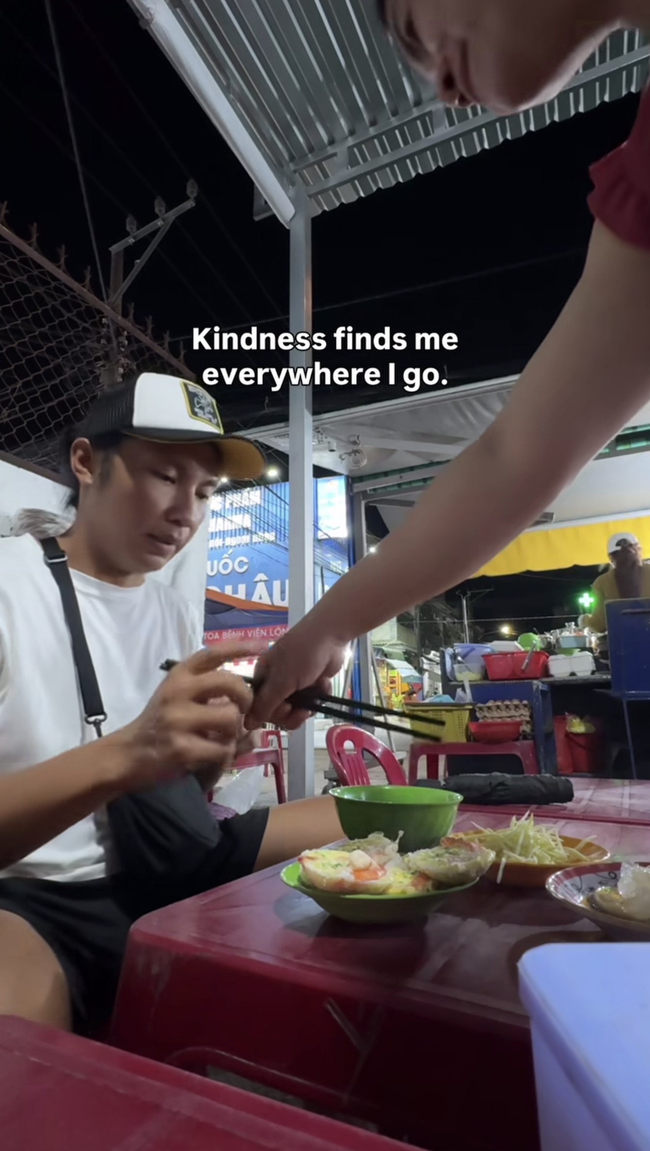 Clip 9 giây khách Tây khiến cõi mạng dậy sóng vì hành động của người lao động Việt