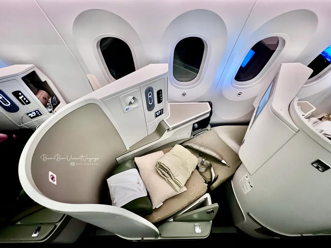 Ghế hạng thương gia có thể nằm thoải mái (Ảnh: @boonbonvivantvoyage)