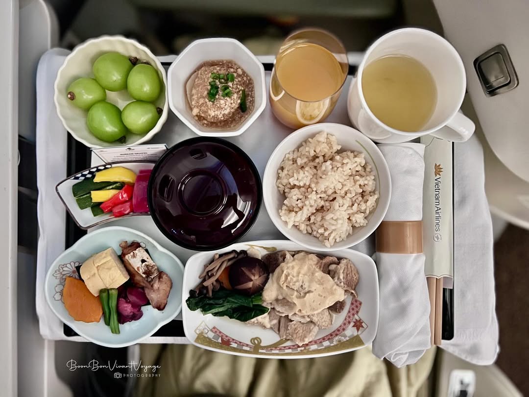 Khi bay ở hạng thương gia, hành khách có rất nhiều lựa chọn về ẩm thực đa dạng (Ảnh: @boonbonvivantvoyage)