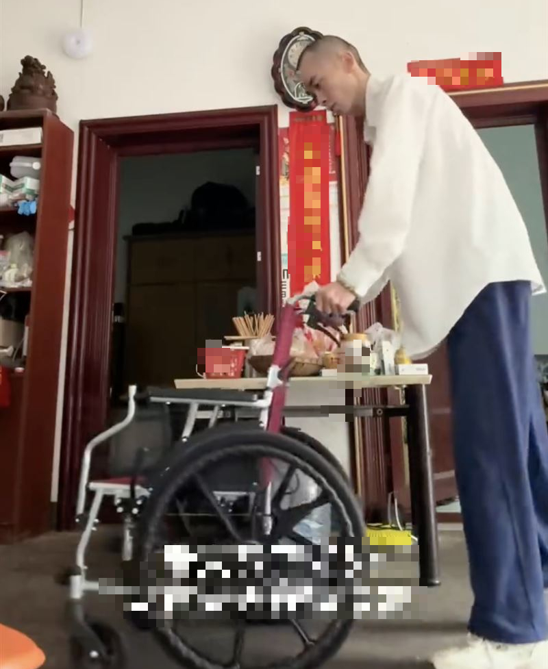 Di chứng đột quỵ khiến Châu Mặc đi lại cực kỳ khó khăn