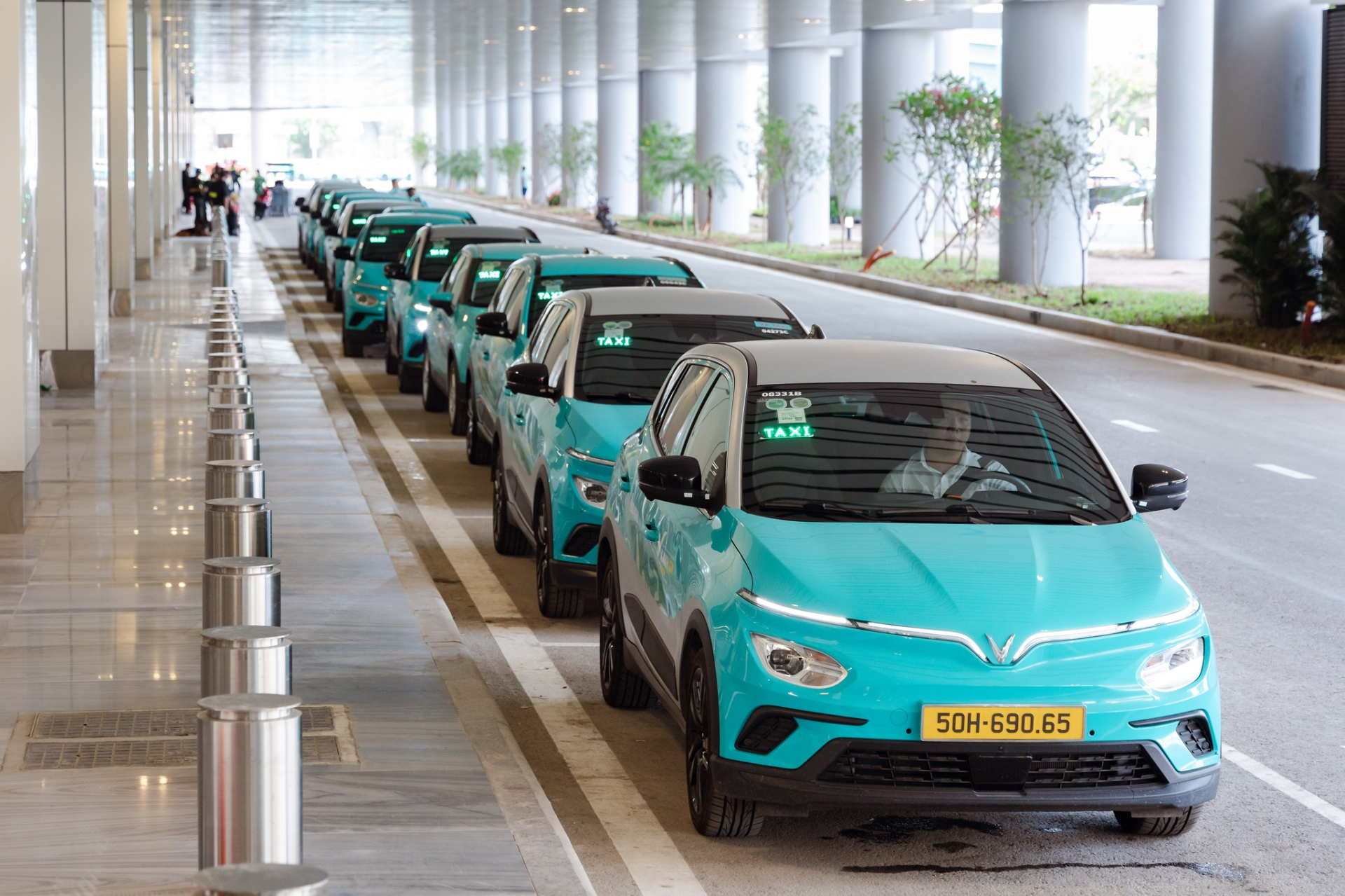   Luôn có sẵn rất nhiều chiếc Green SM taxi ở sảnh đón khách nhà ga T3 Tân Sơn Nhất    