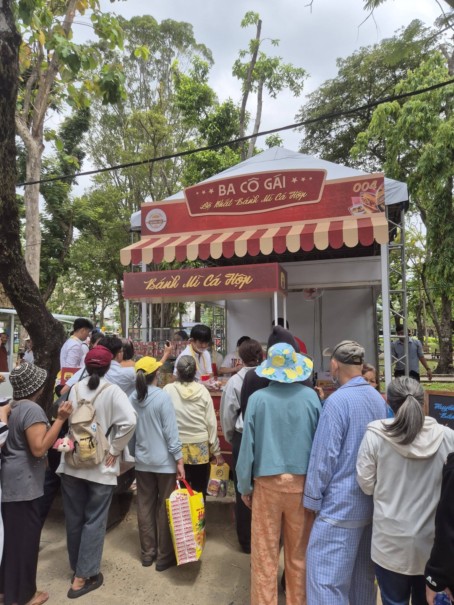Có thể gặp cả thành phố ở Lễ hội Bánh mì Việt Nam hôm nay: Huynh Hoa đông vô địch, khách Tây thử xong nghiện luôn 